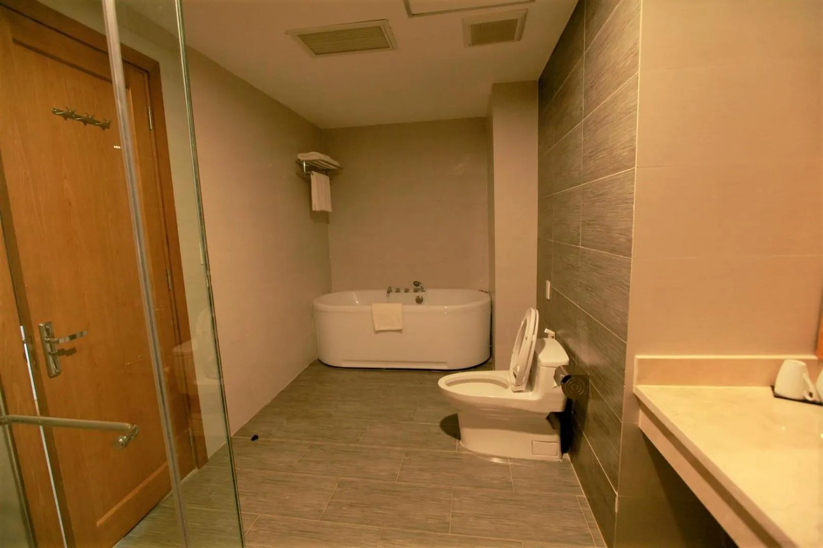 Shower in Muong Thanh Holiday Con Cuong