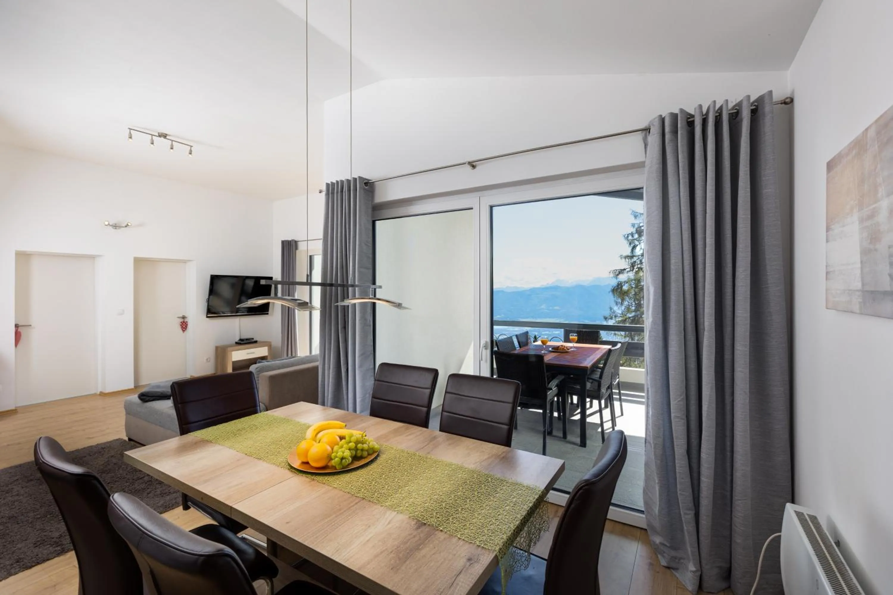 Three-Bedroom Apartment in Gerlitzenzeit