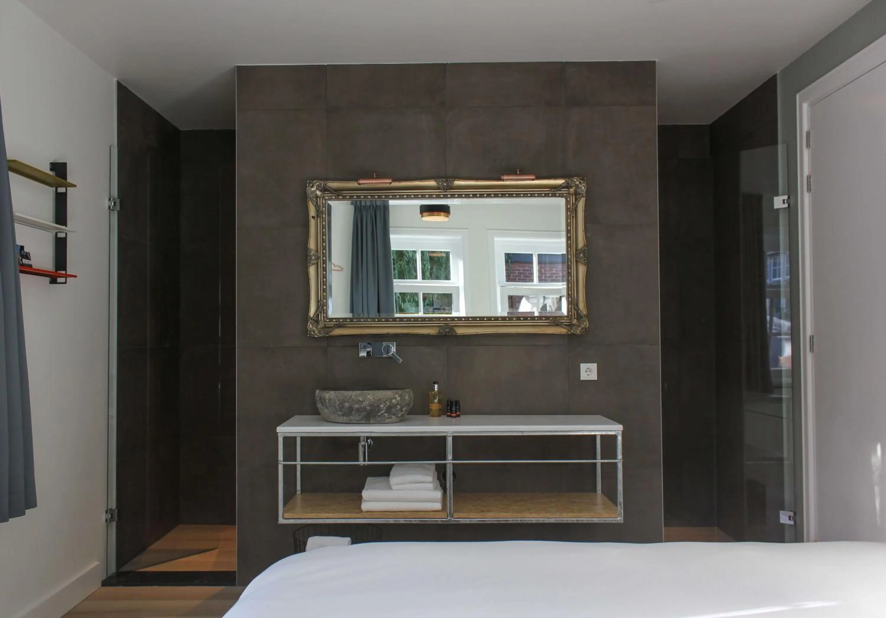Photo of the whole room, Bed in Boutique Hotel Nieuw Uilenburg
