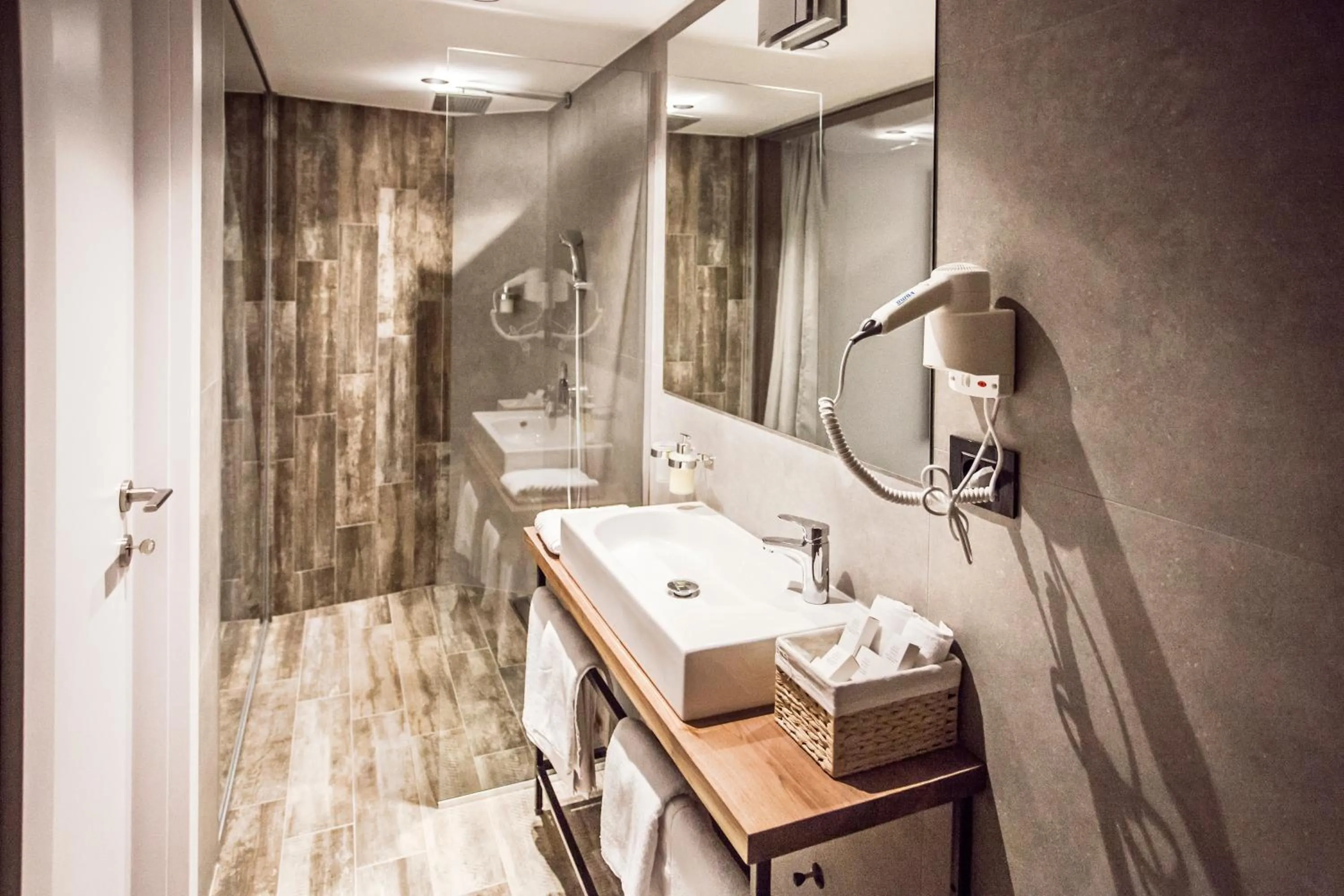 Shower in Nomad Luxury Suites