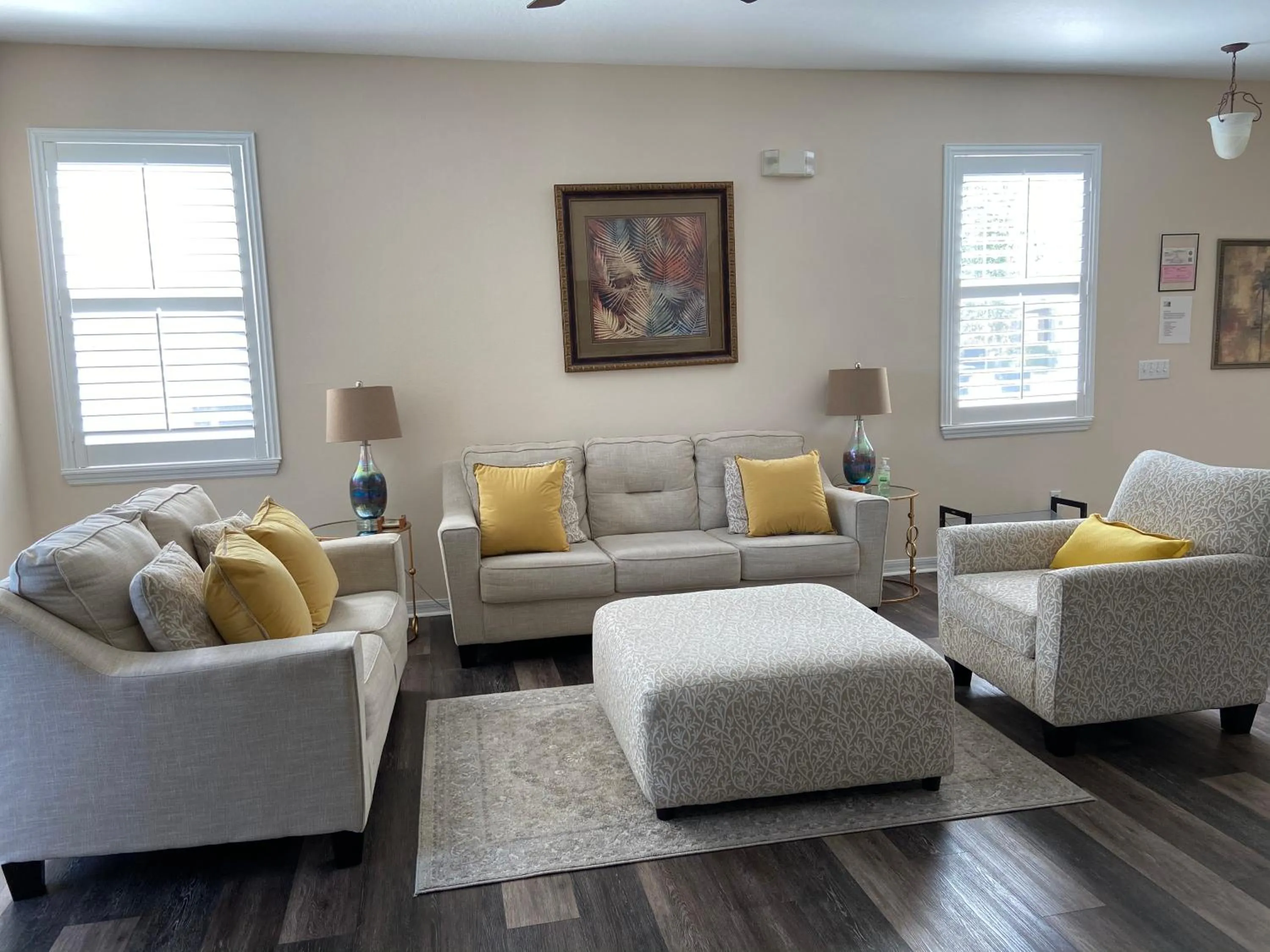Living room in Cozy Villa With South Facing Pool