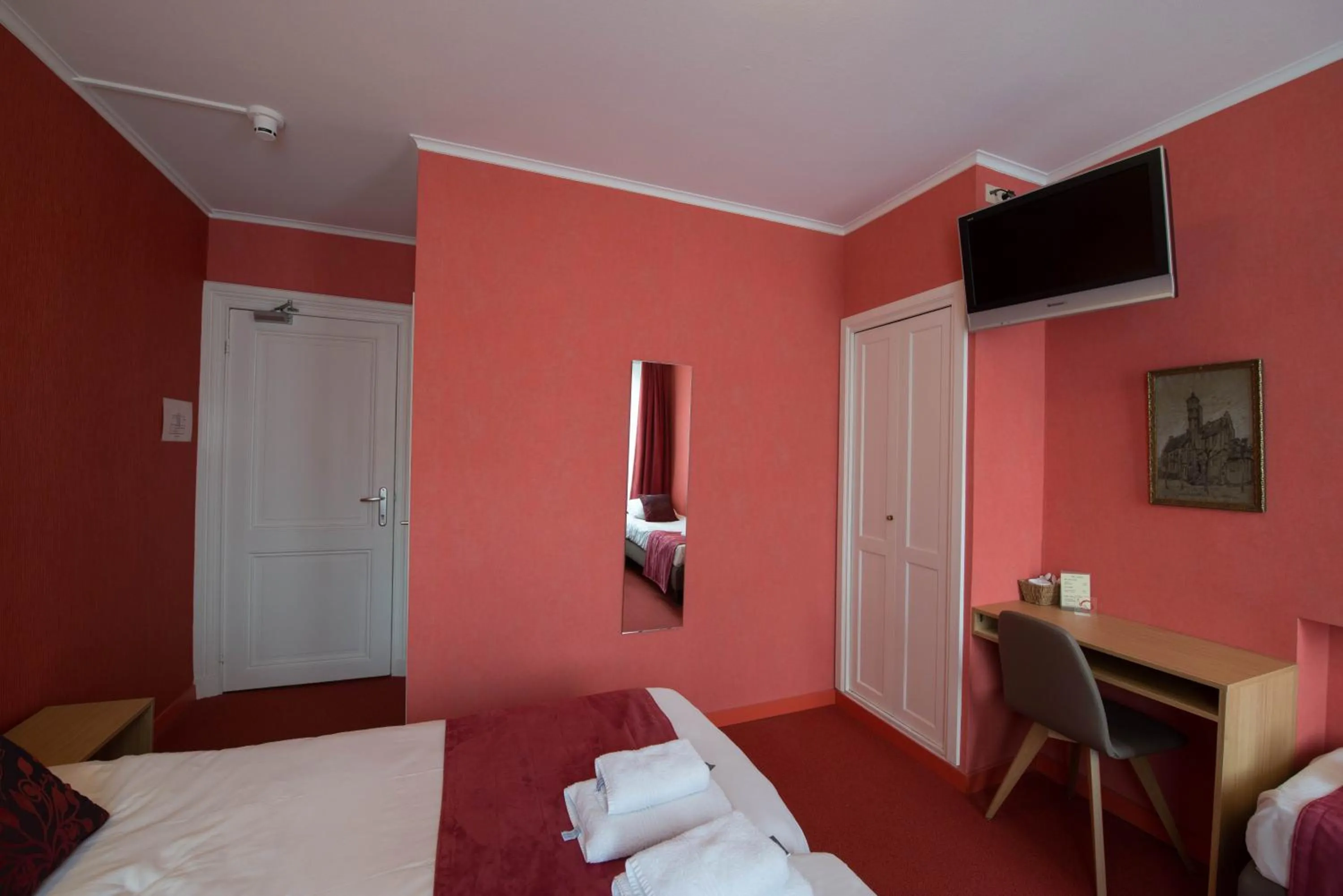 Photo of the whole room, Bed in Hotel Groeninghe