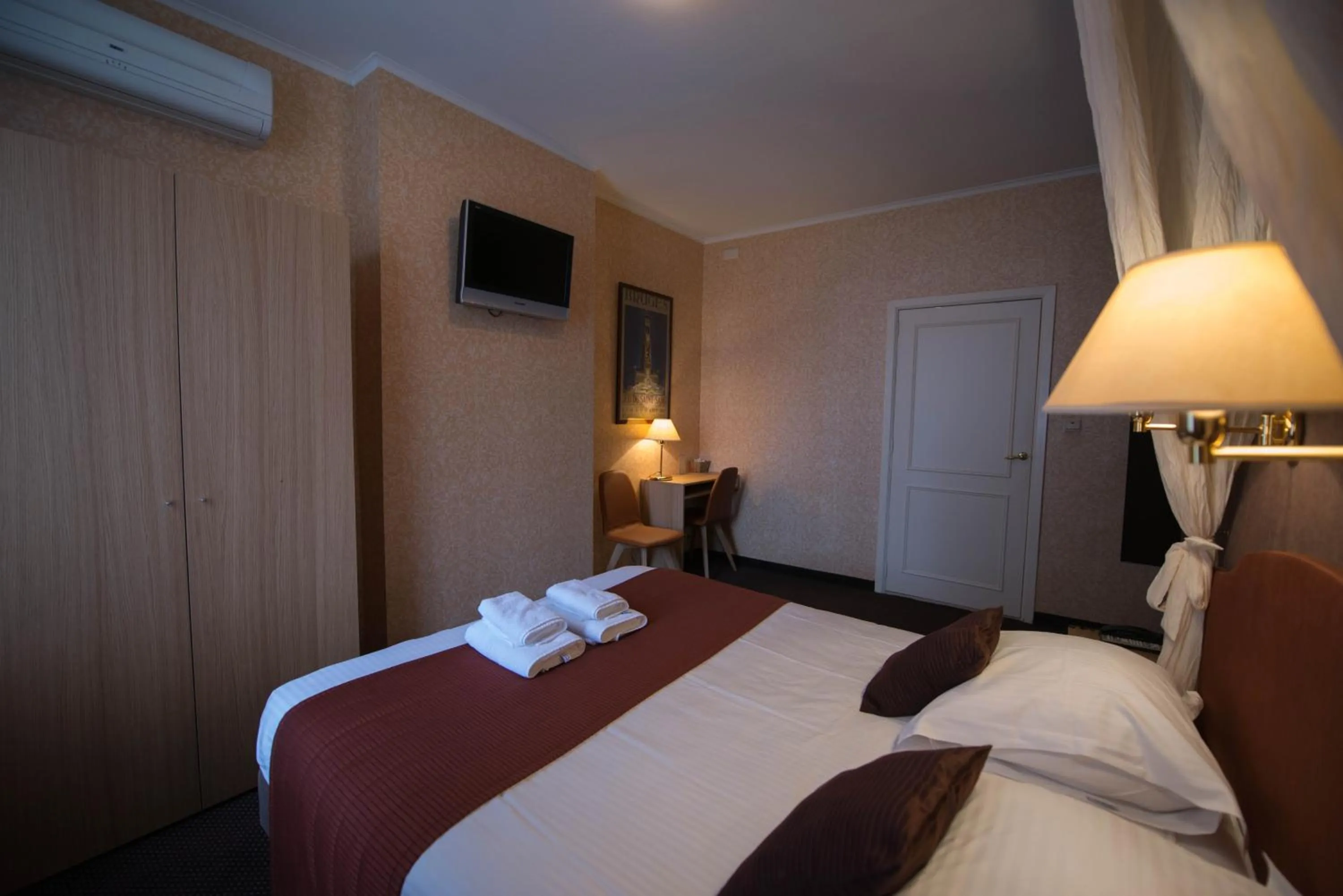 Photo of the whole room, Bed in Hotel Groeninghe