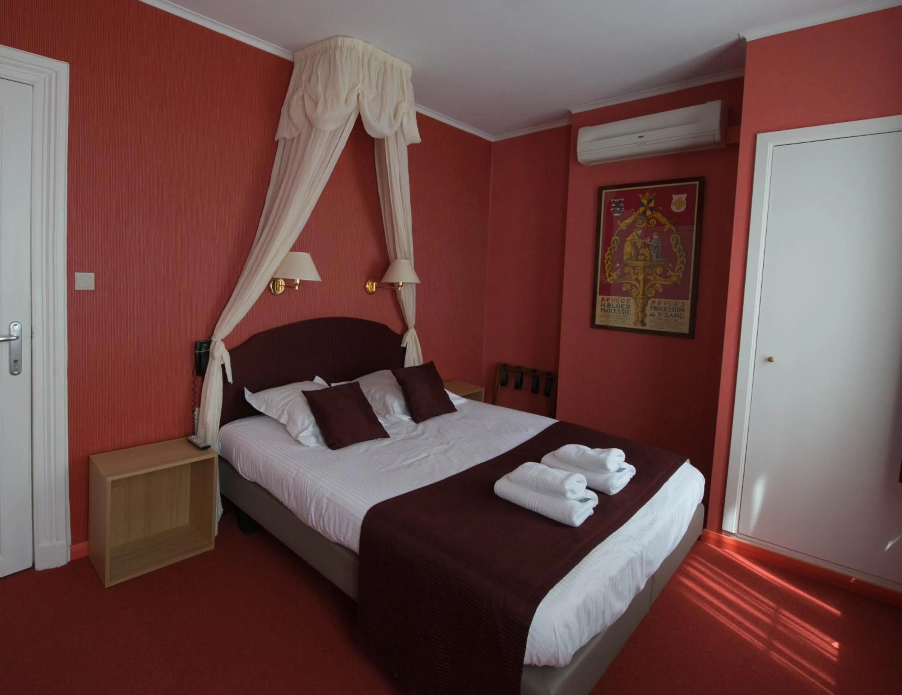 Photo of the whole room, Bed in Hotel Groeninghe