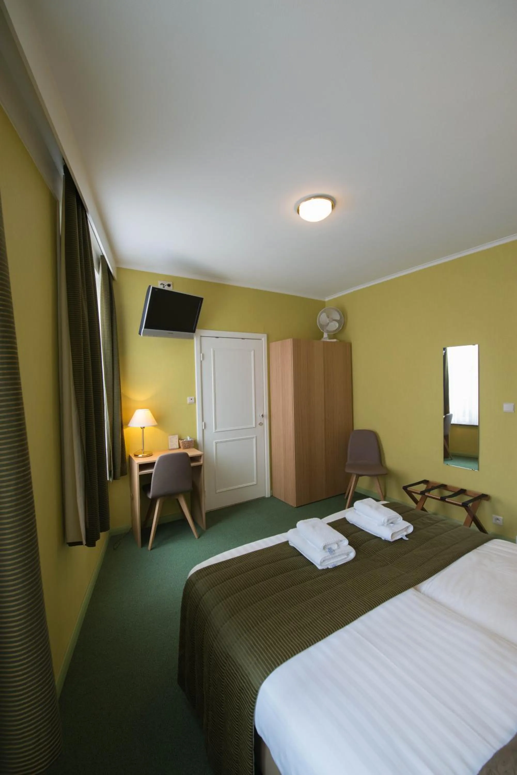 Photo of the whole room, Bed in Hotel Groeninghe