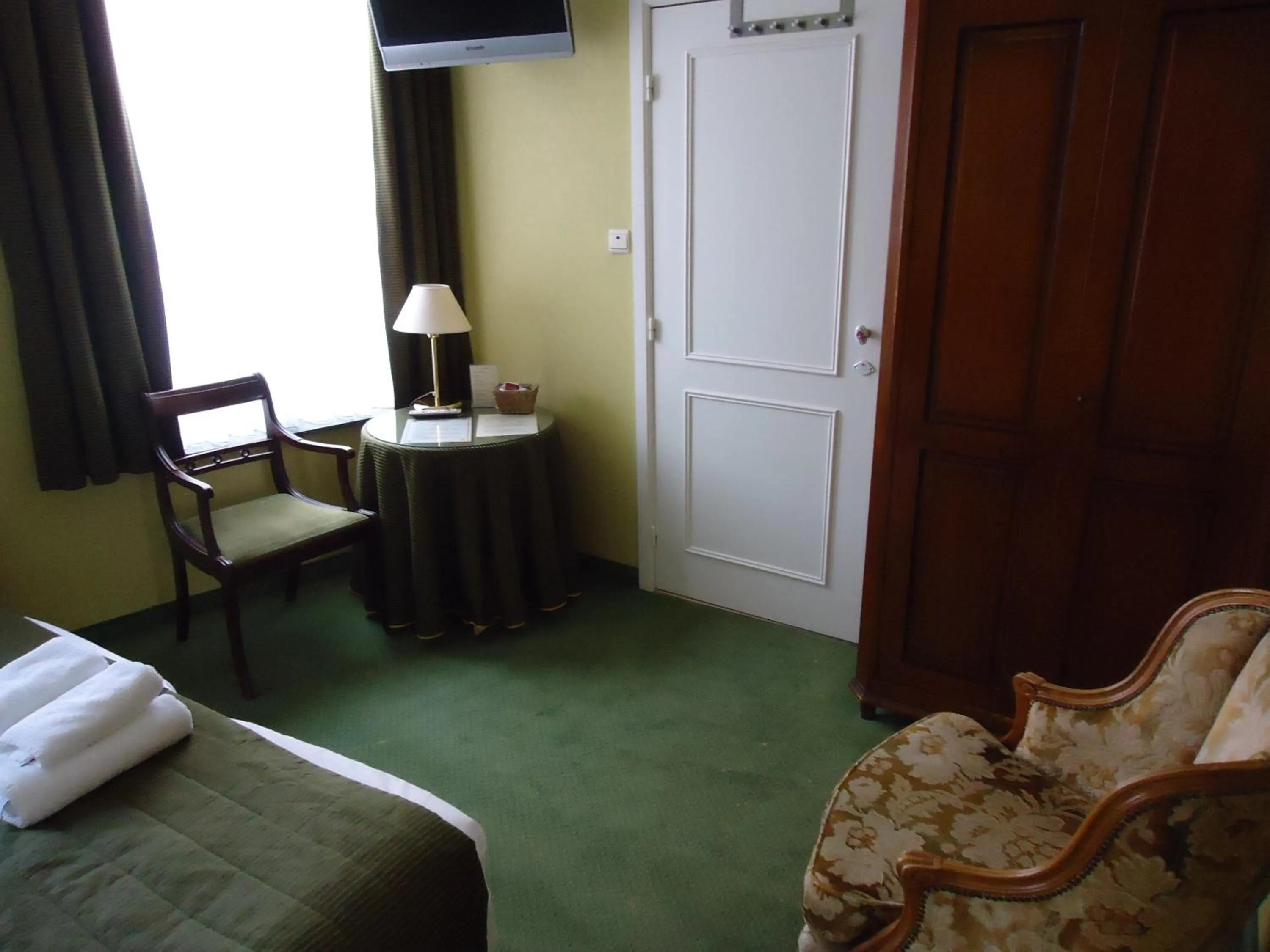 Seating area, Bed in Hotel Groeninghe