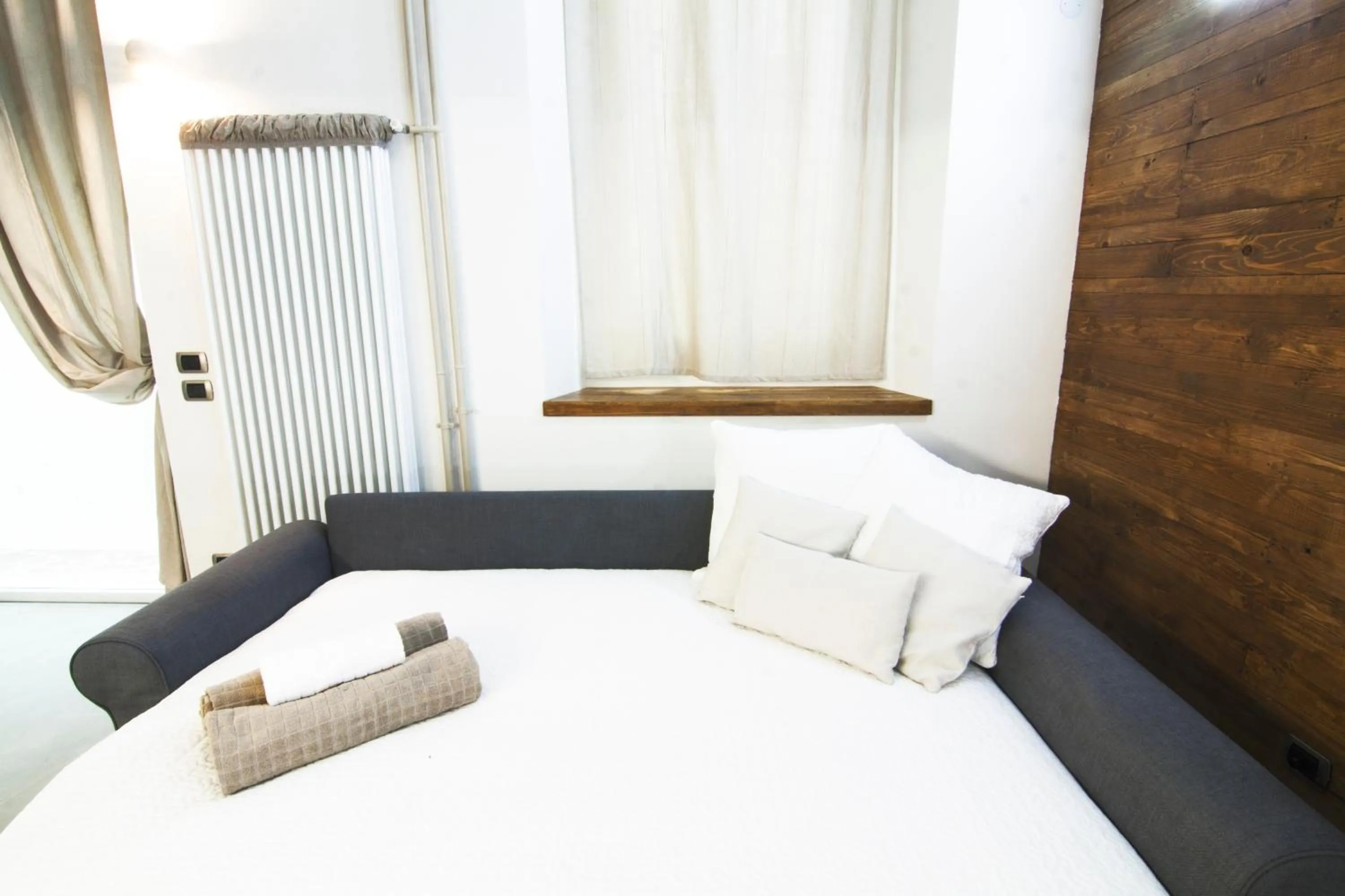 Property building, Bed in Alessia's Flat - Mac Mahon