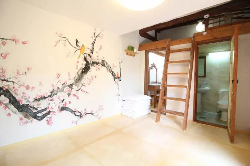 Decorative detail, Bed in Sori poonggyung