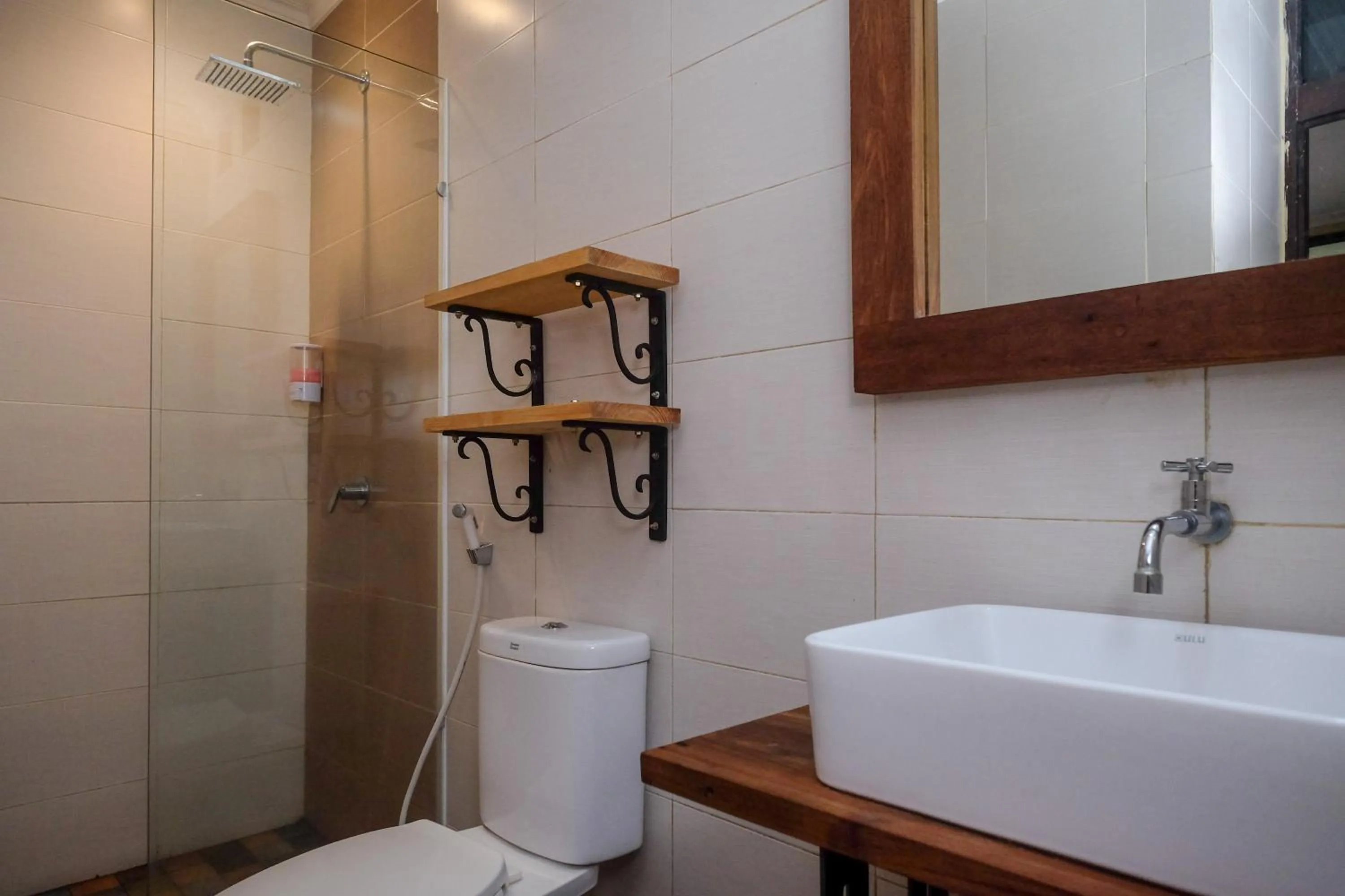 Bathroom in Urbanview Hotel Syariah Wisnugraha by RedDoorz