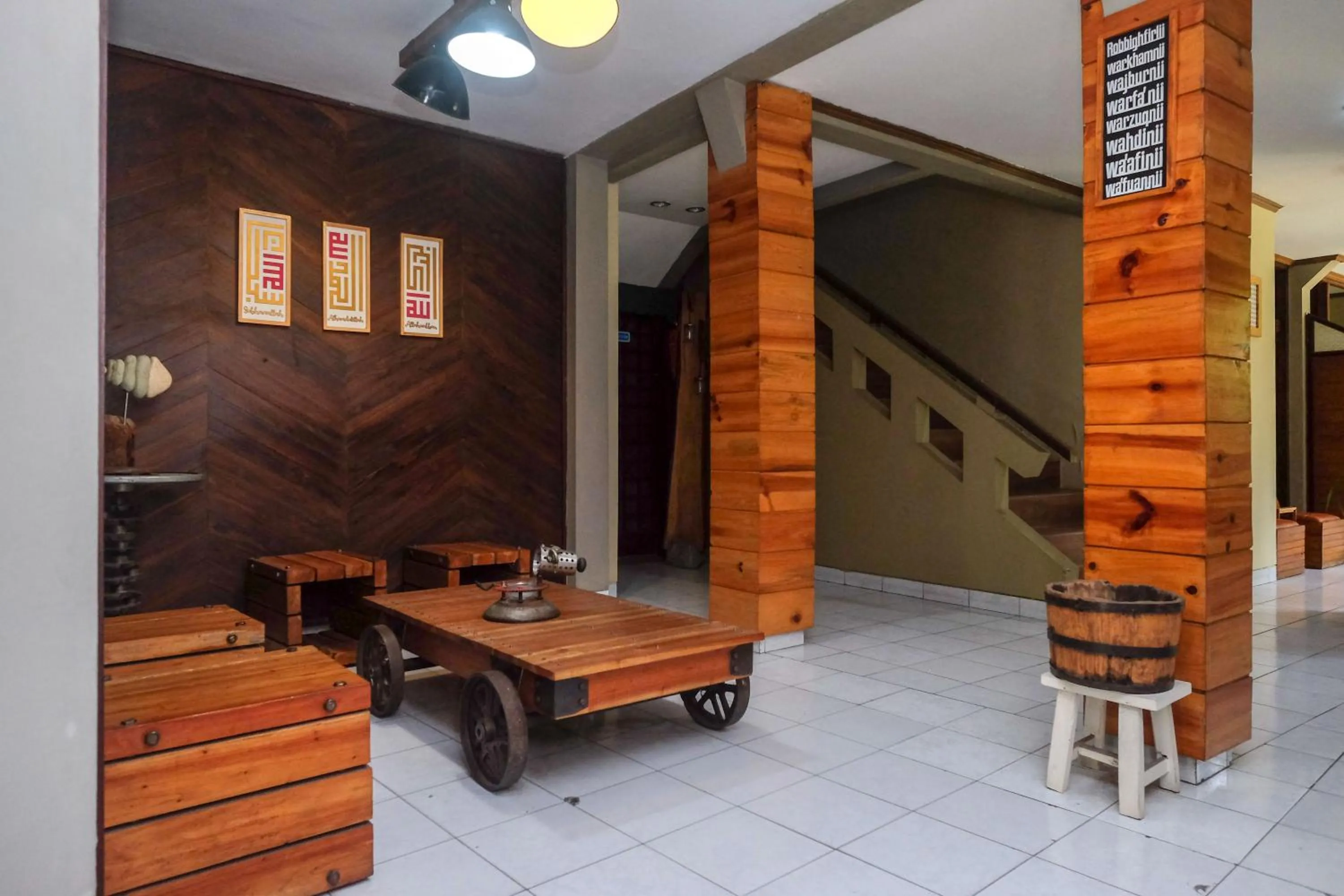 Seating area in Urbanview Hotel Syariah Wisnugraha by RedDoorz