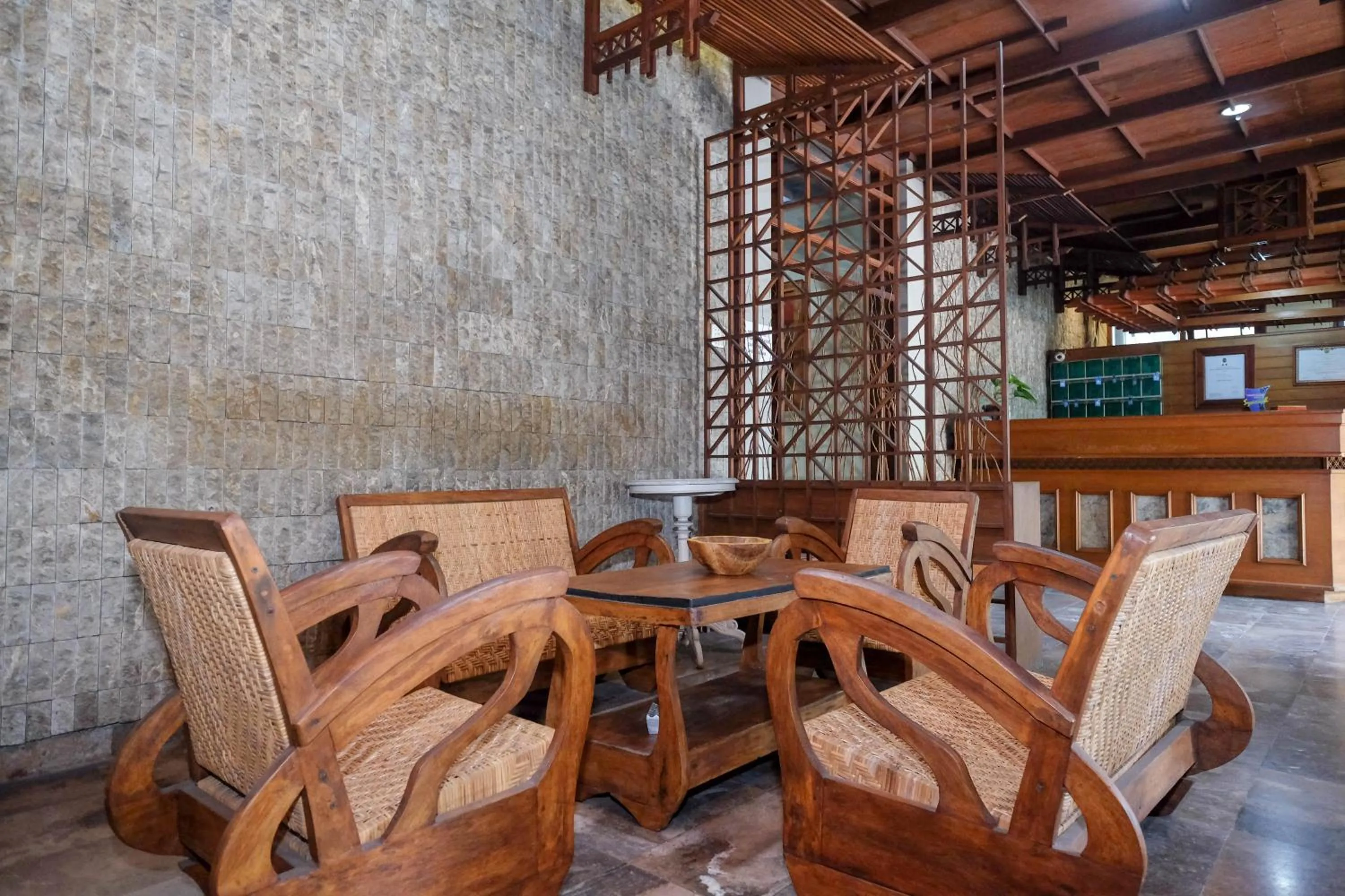 Seating area in Urbanview Hotel Syariah Wisnugraha by RedDoorz