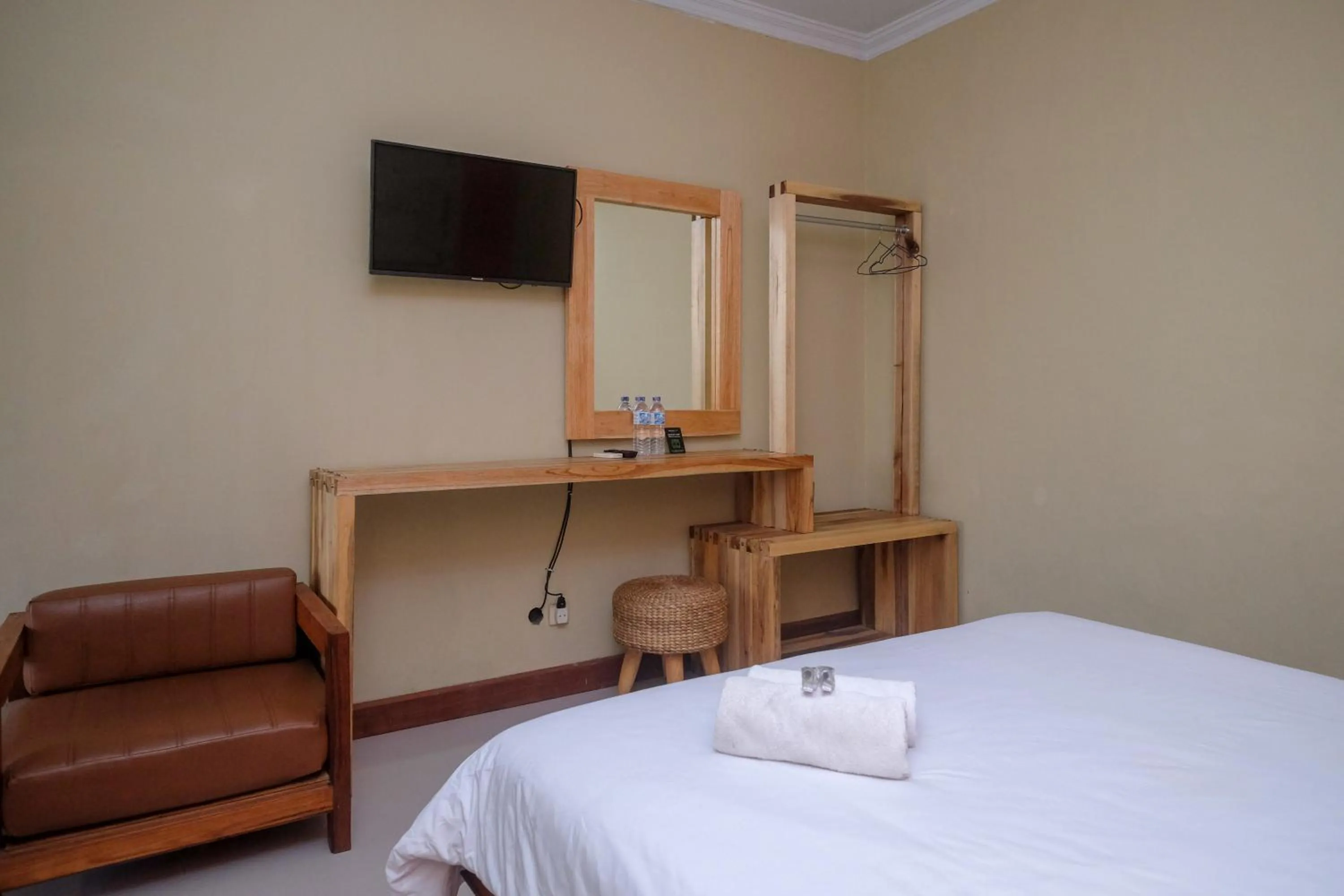 hair dresser, Bed in Urbanview Hotel Syariah Wisnugraha by RedDoorz