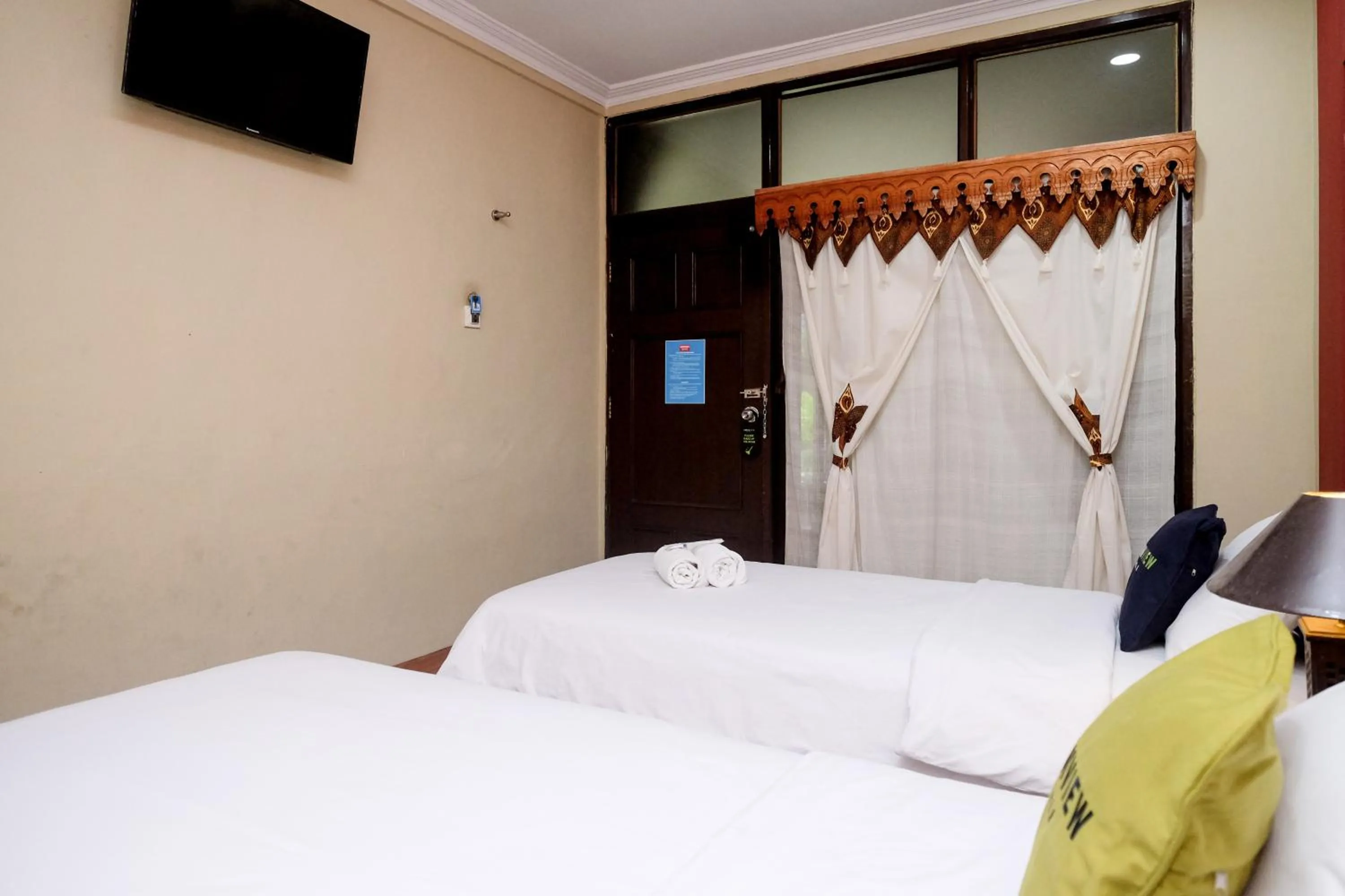Bedroom, Bed in Urbanview Hotel Syariah Wisnugraha by RedDoorz