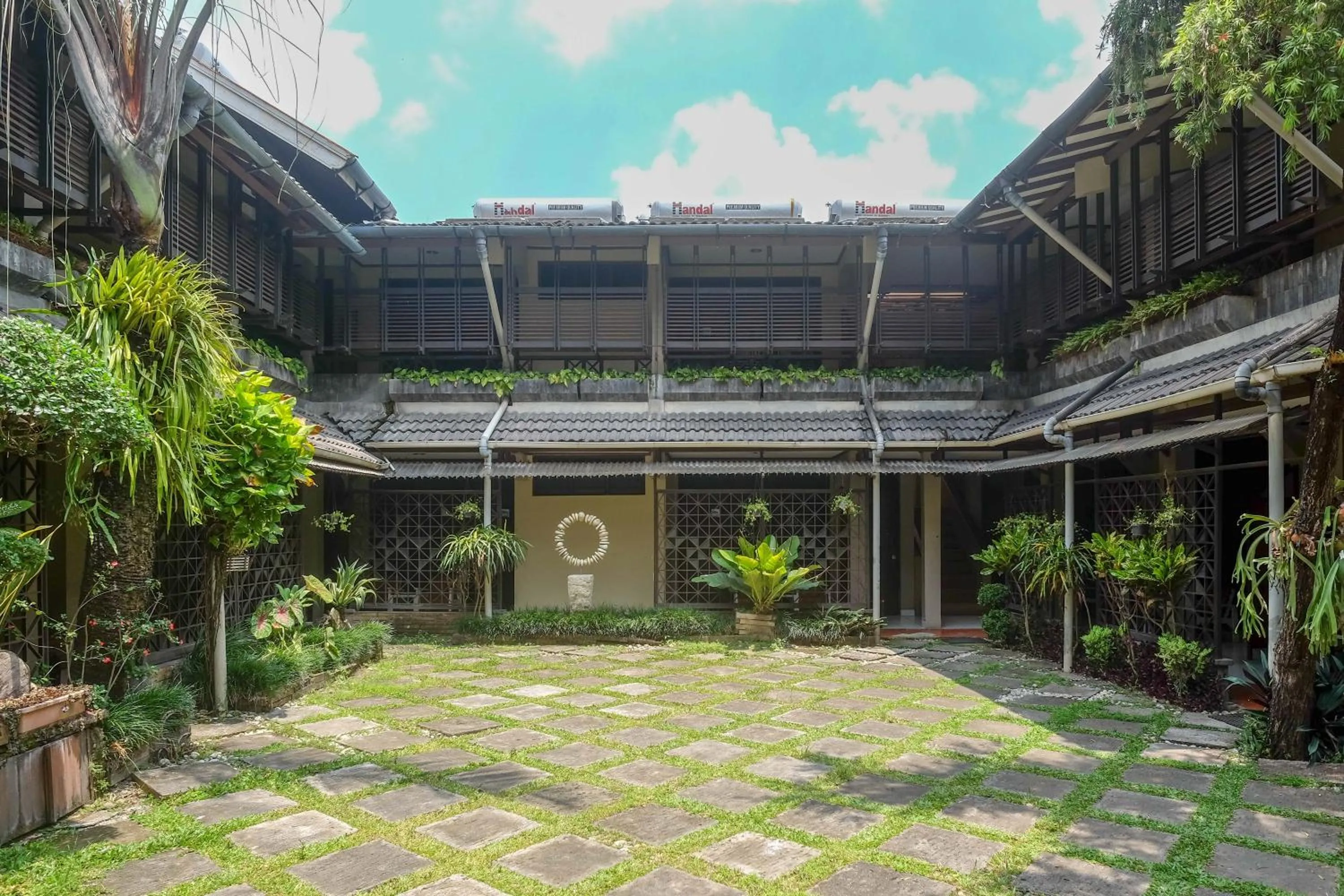 Garden in Urbanview Hotel Syariah Wisnugraha by RedDoorz