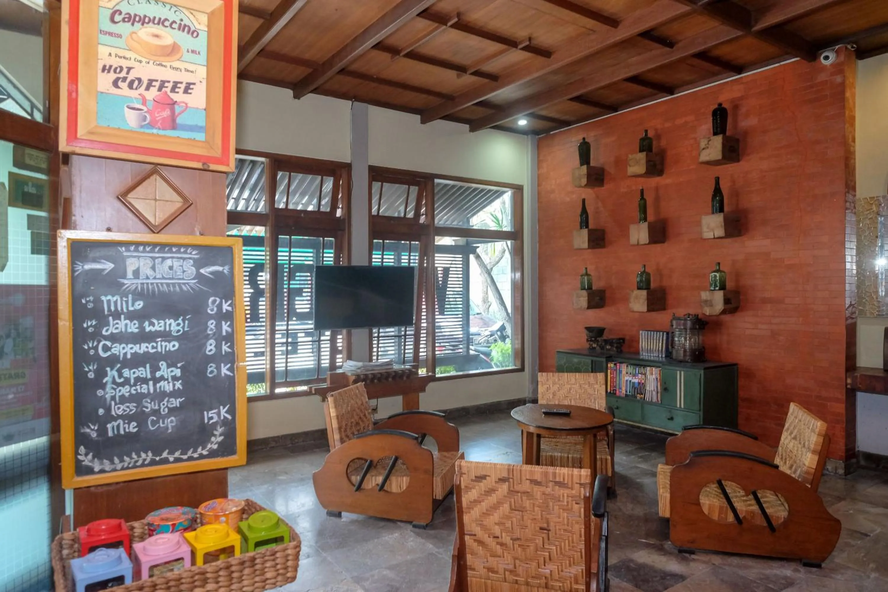 Seating area in Urbanview Hotel Syariah Wisnugraha by RedDoorz