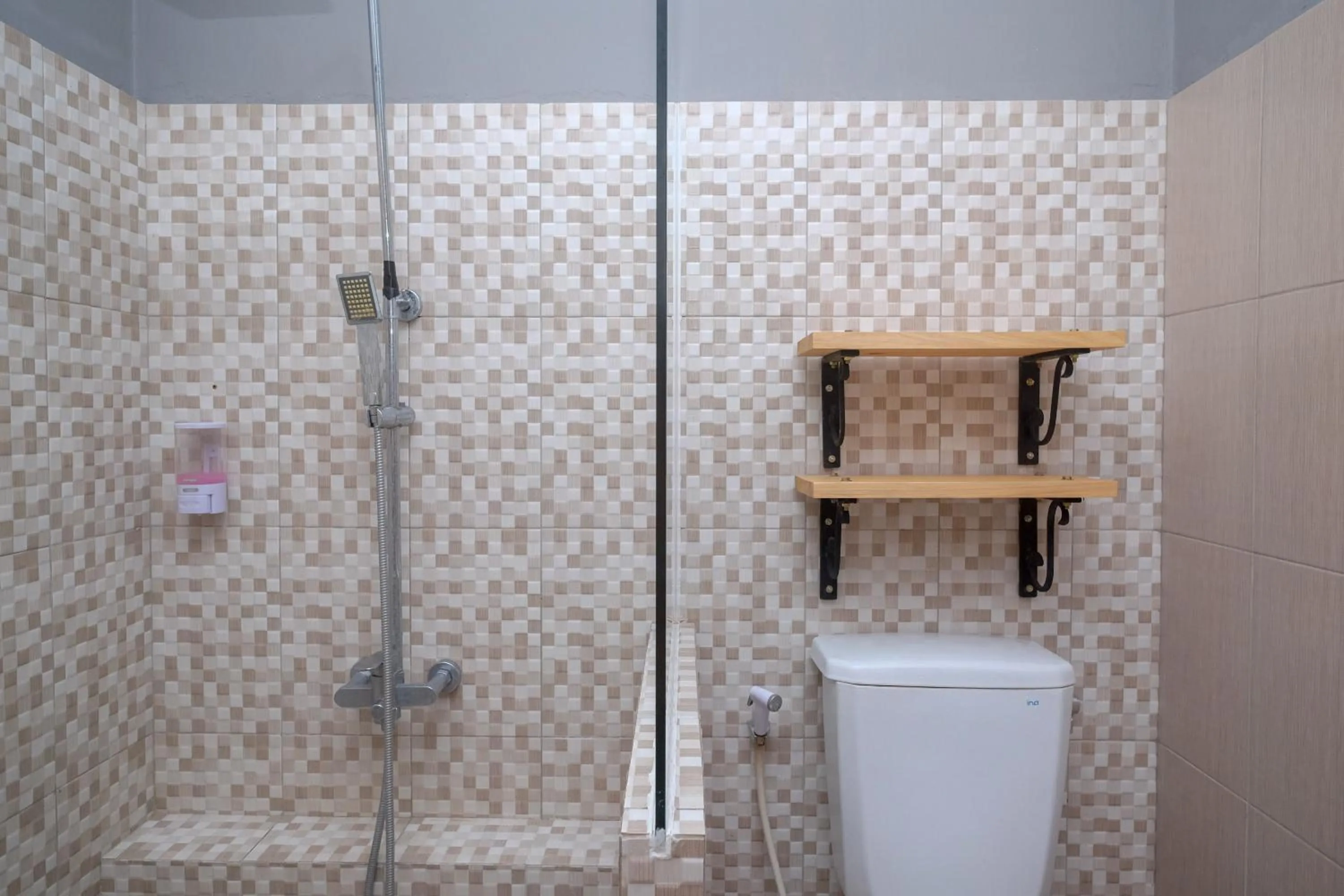 Bathroom in Urbanview Hotel Syariah Wisnugraha by RedDoorz