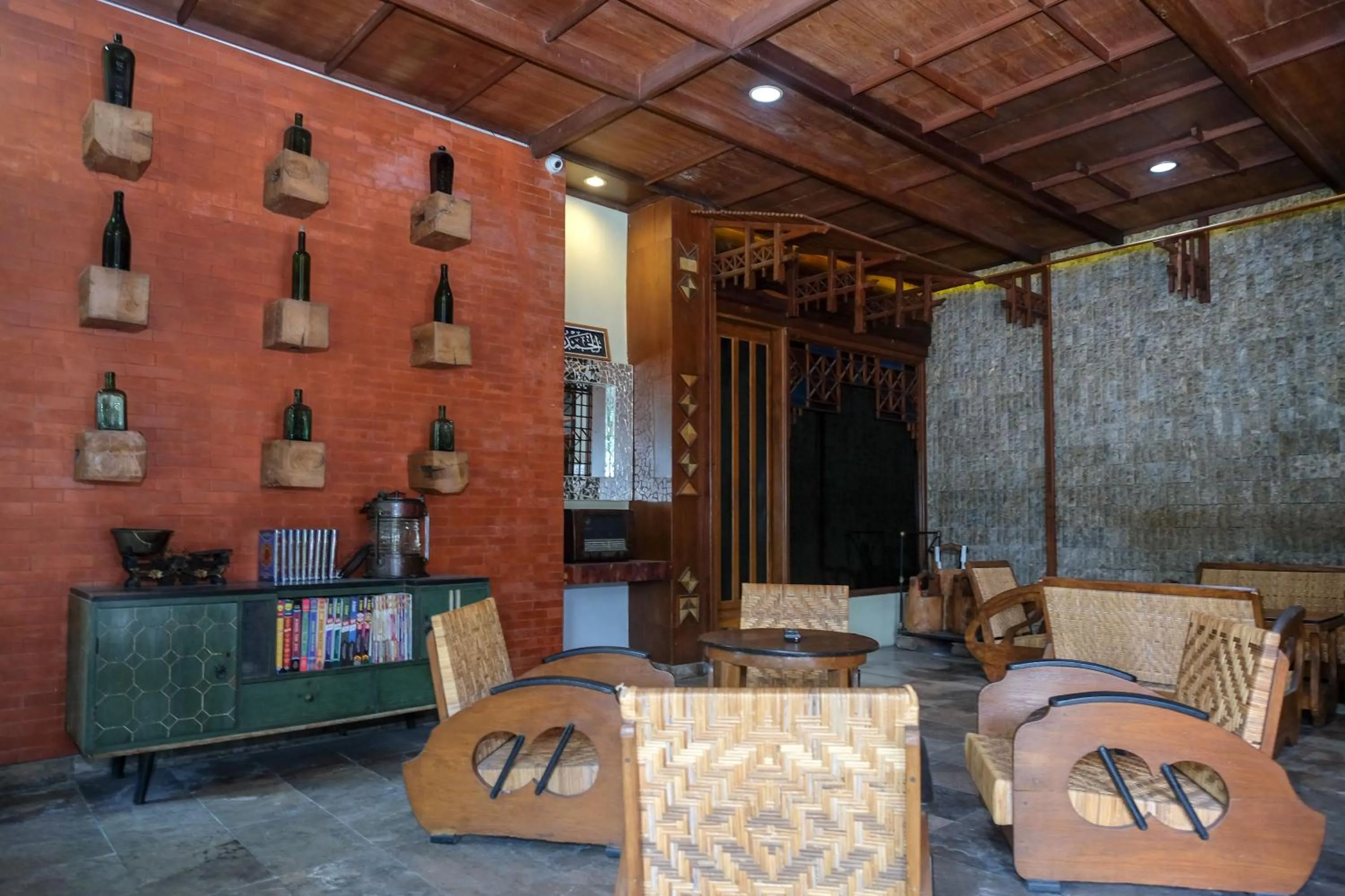 Seating area in Urbanview Hotel Syariah Wisnugraha by RedDoorz