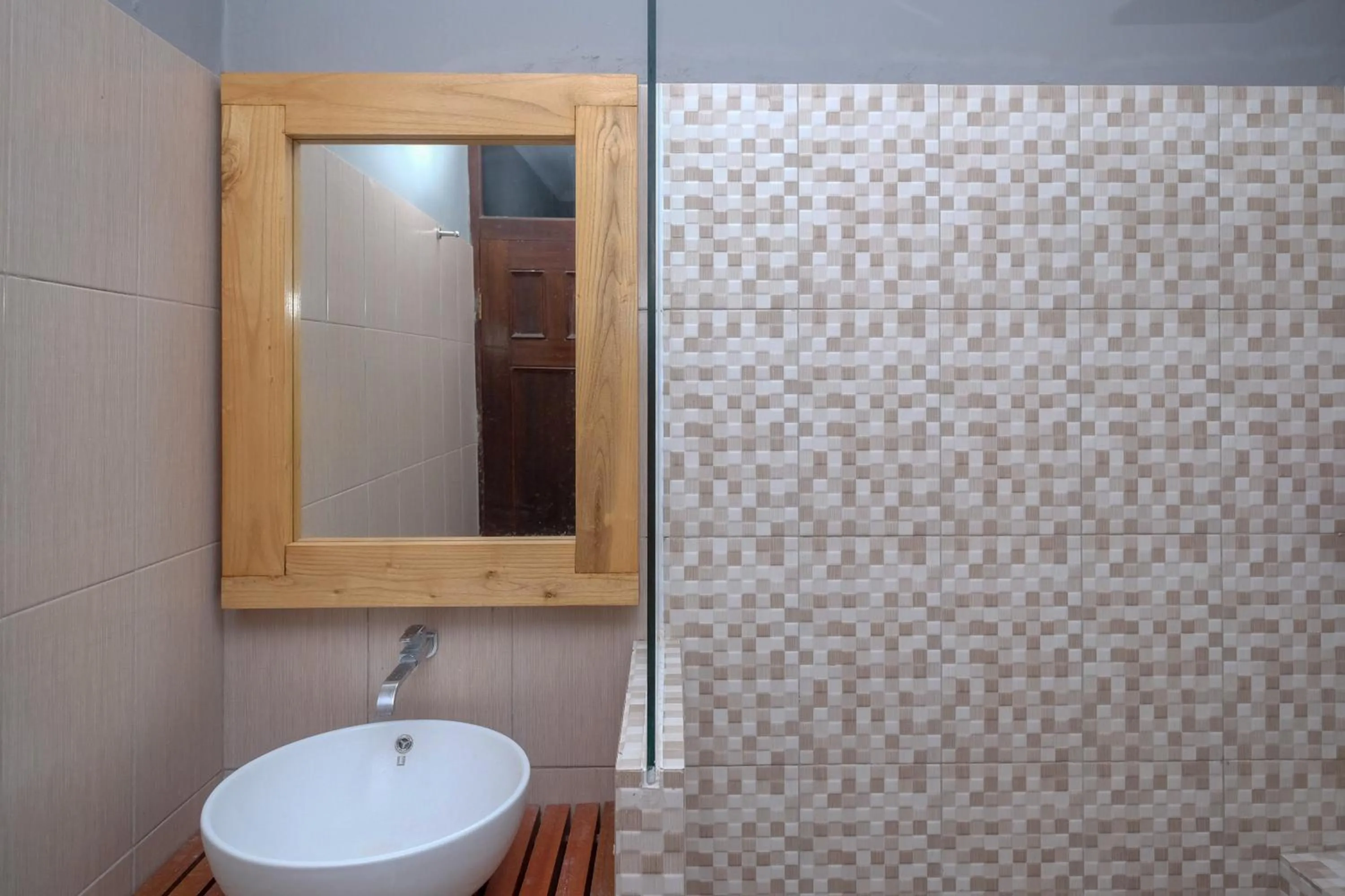 Bathroom in Urbanview Hotel Syariah Wisnugraha by RedDoorz