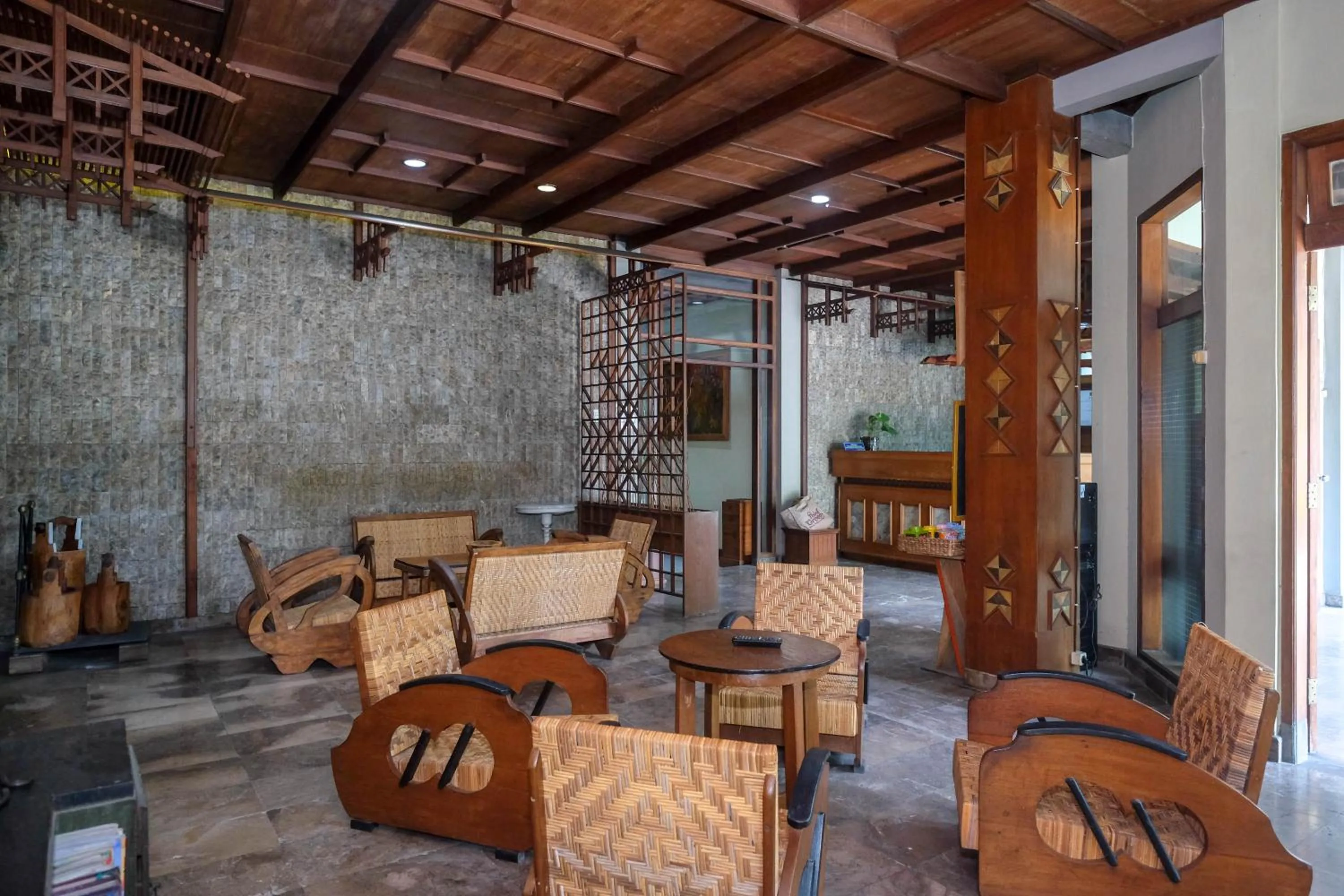 Seating area in Urbanview Hotel Syariah Wisnugraha by RedDoorz