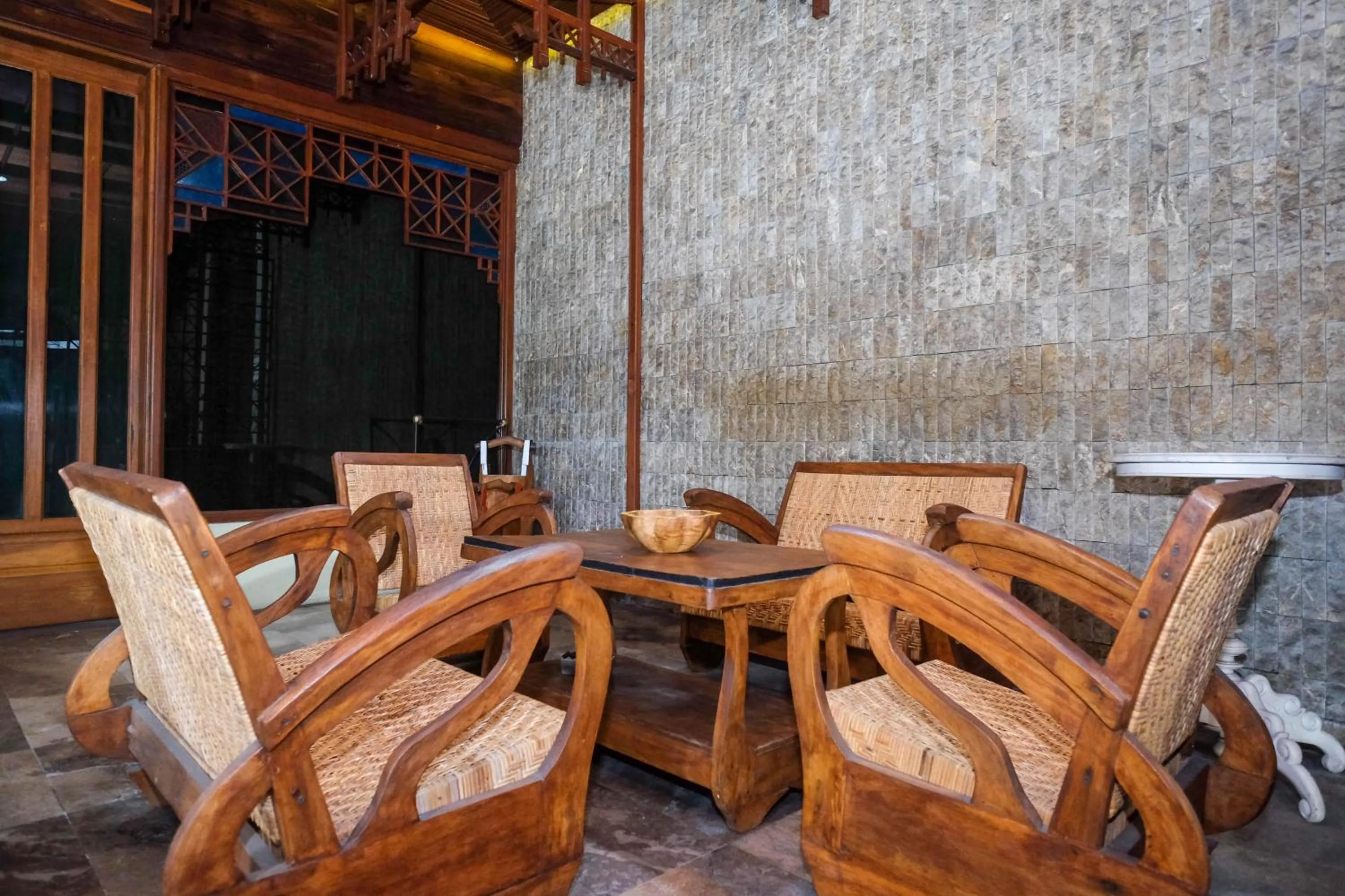 Seating area in Urbanview Hotel Syariah Wisnugraha by RedDoorz