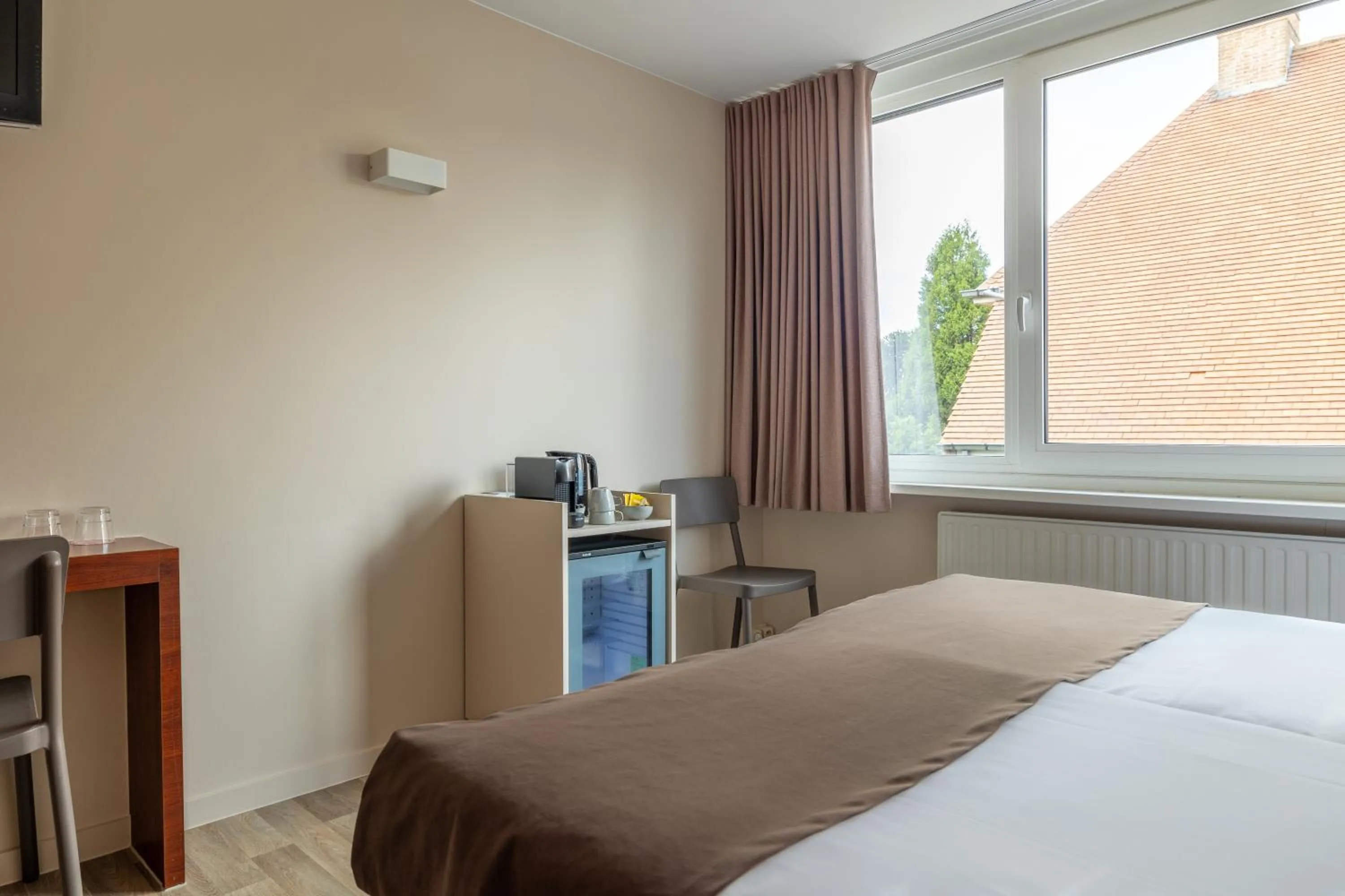 minibar, Bed in Hotel Olympia in Bruges