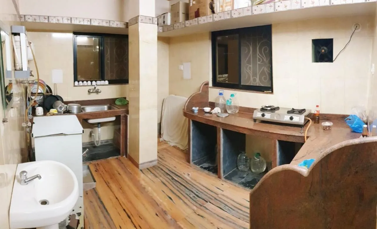 Communal kitchen in Mama Mids Home