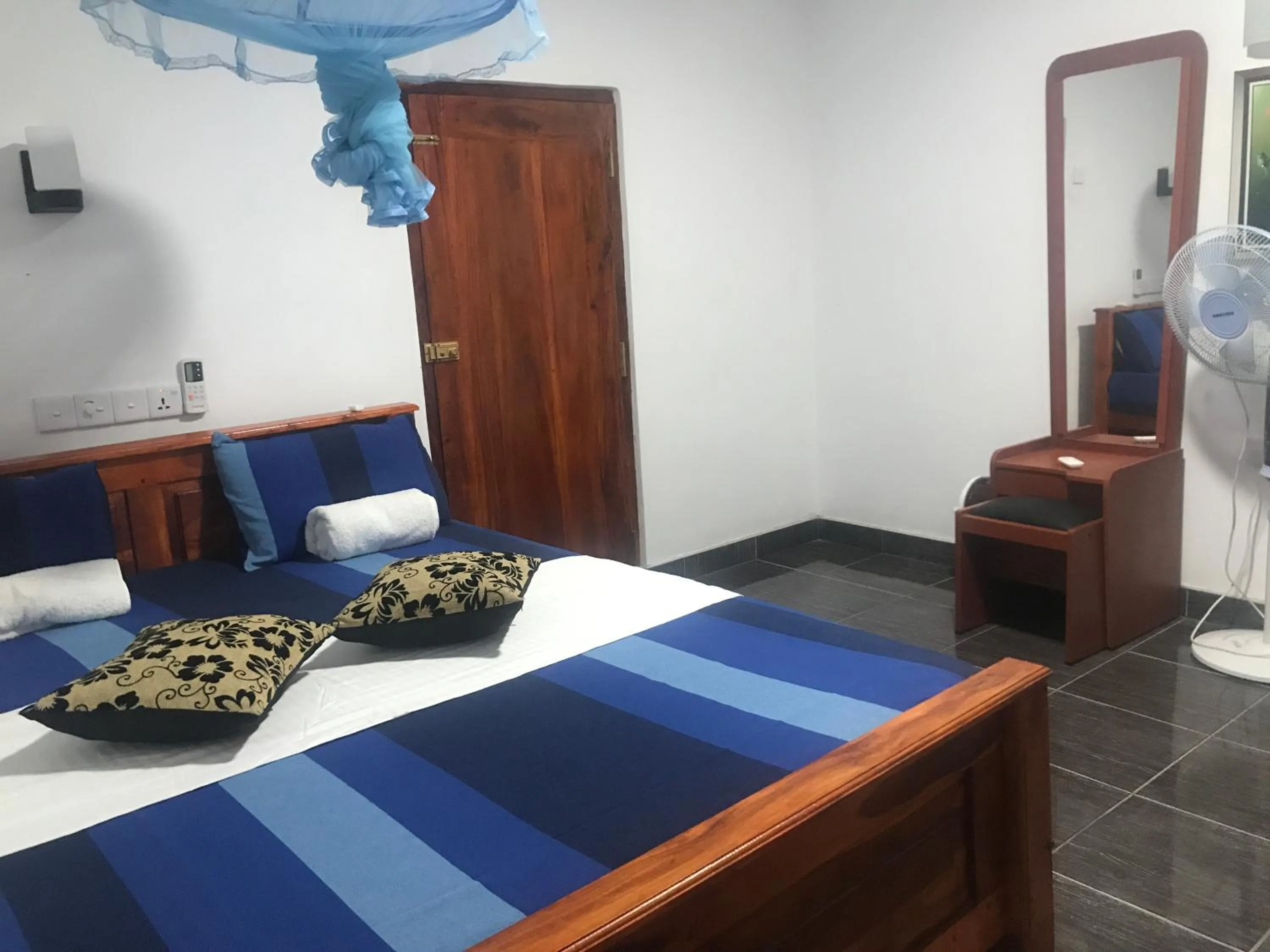 cot in Hotel Camorich