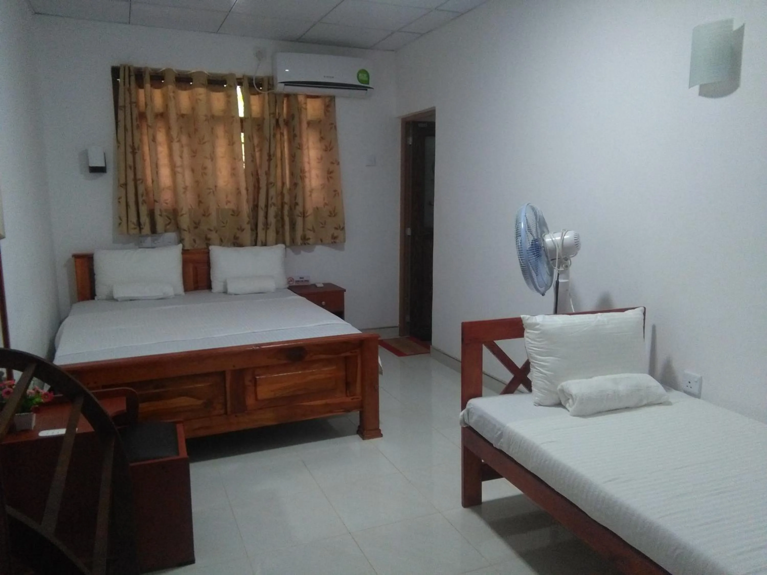 cot in Hotel Camorich