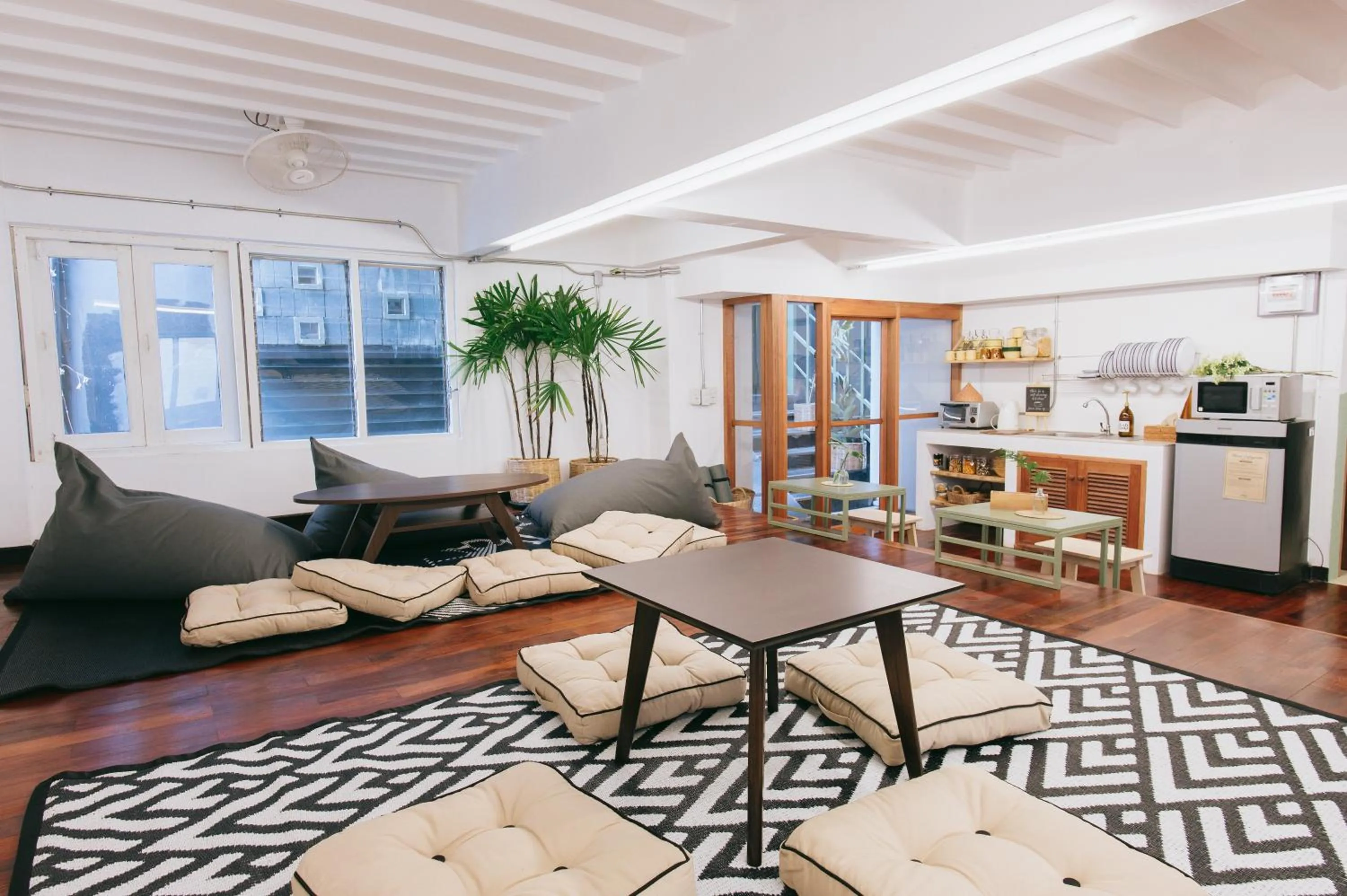 Communal lounge/ TV room in Muan Hotel