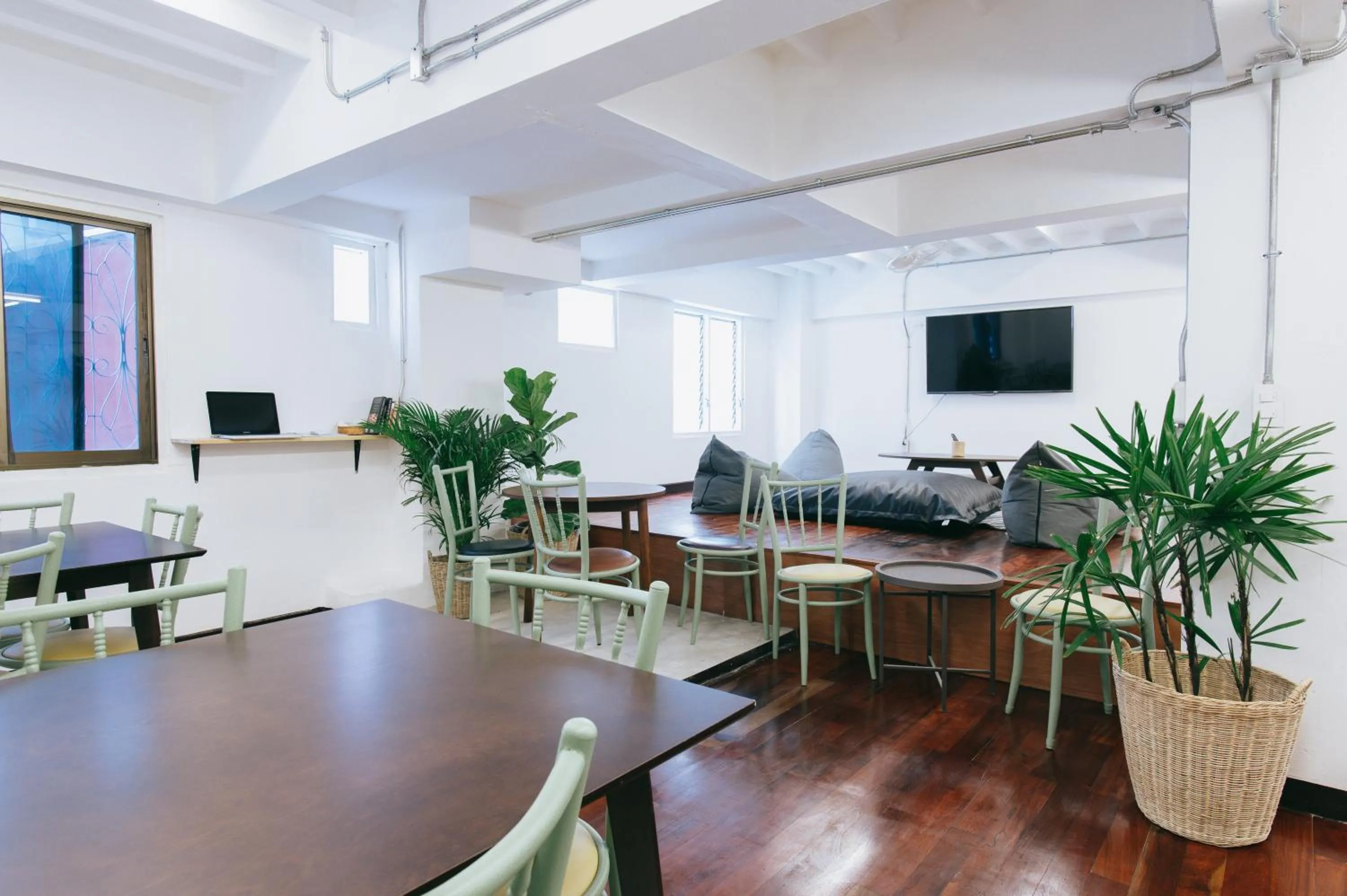 Communal lounge/ TV room in Muan Hotel