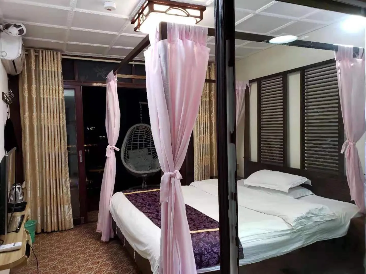 Photo of the whole room, Bed in LQJ Riverside Guest House