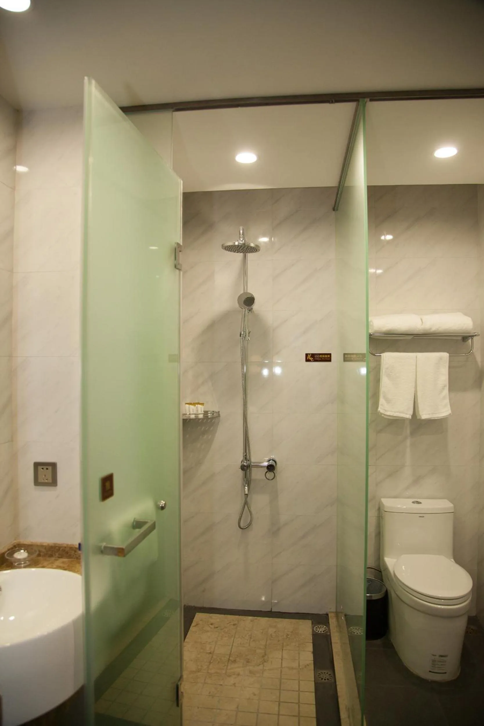 Toilet in Qianhai Holiday Hotel