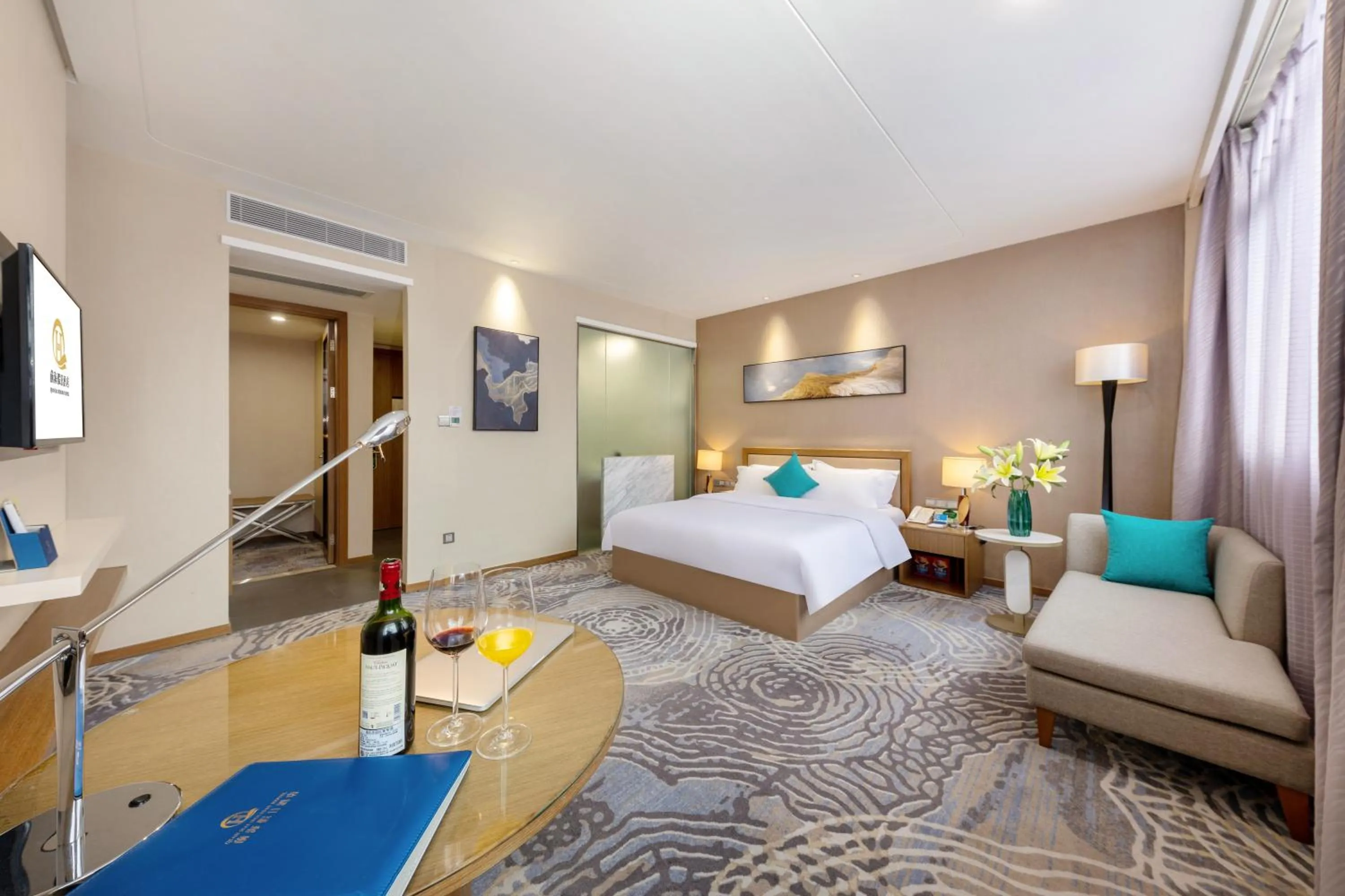 Bedroom, Bed in Qianhai Holiday Hotel