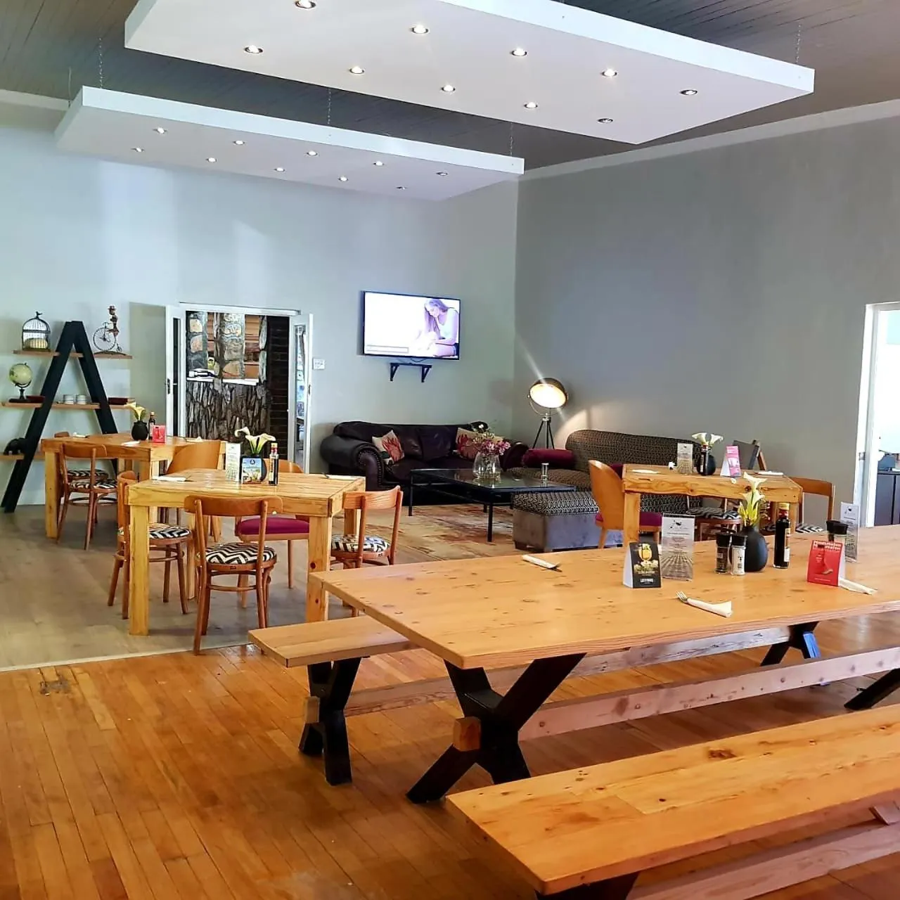 Restaurant/places to eat in Du Kloof Lodge