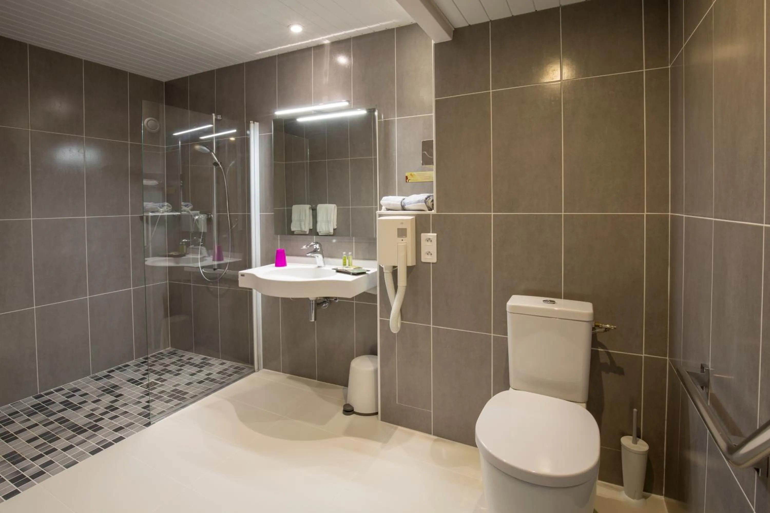 Bathroom in Bristol Logis Cit'Hotel Périgueux Centre