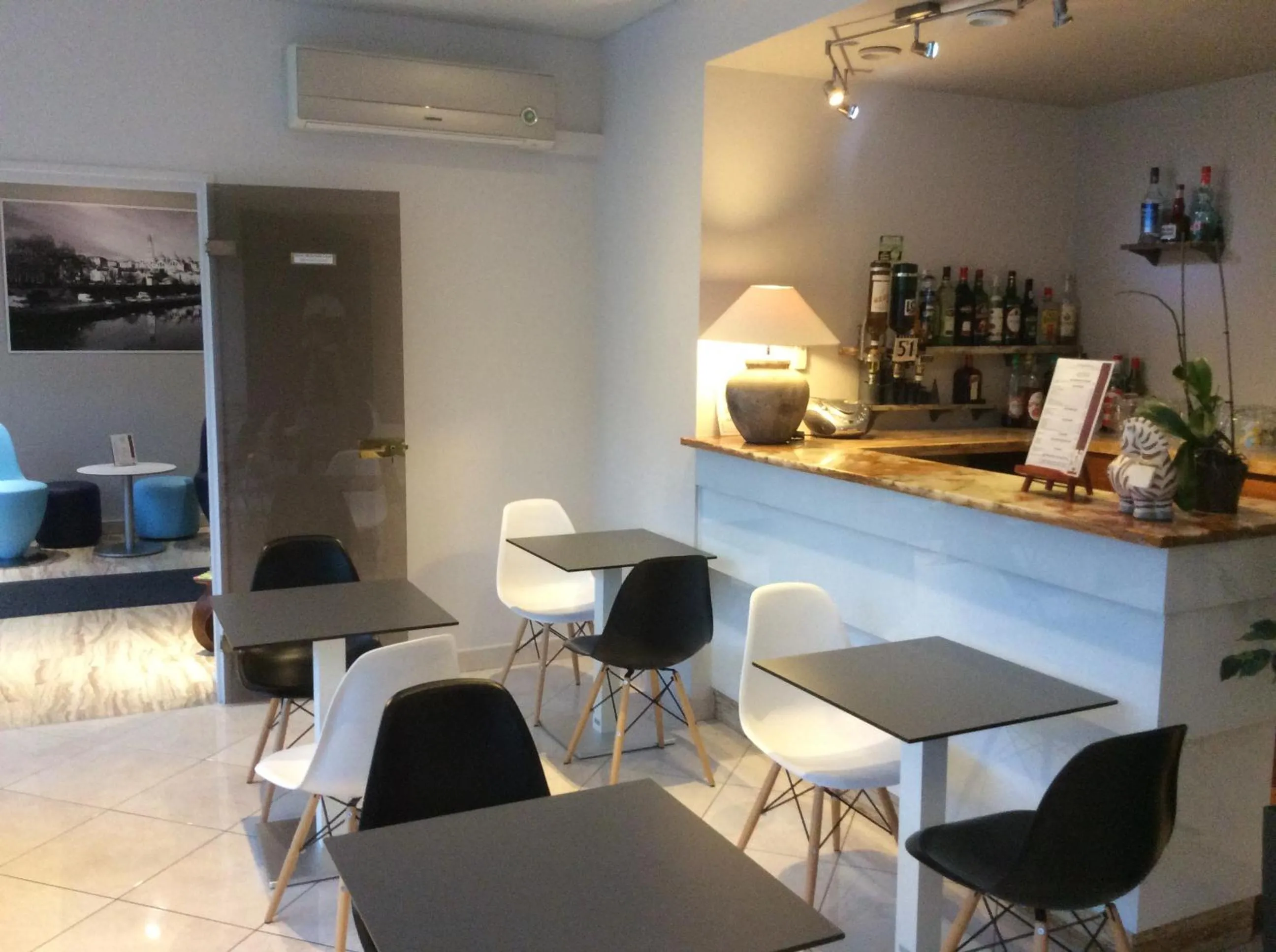 Lounge or bar in Bristol Logis Cit'Hotel Périgueux Centre