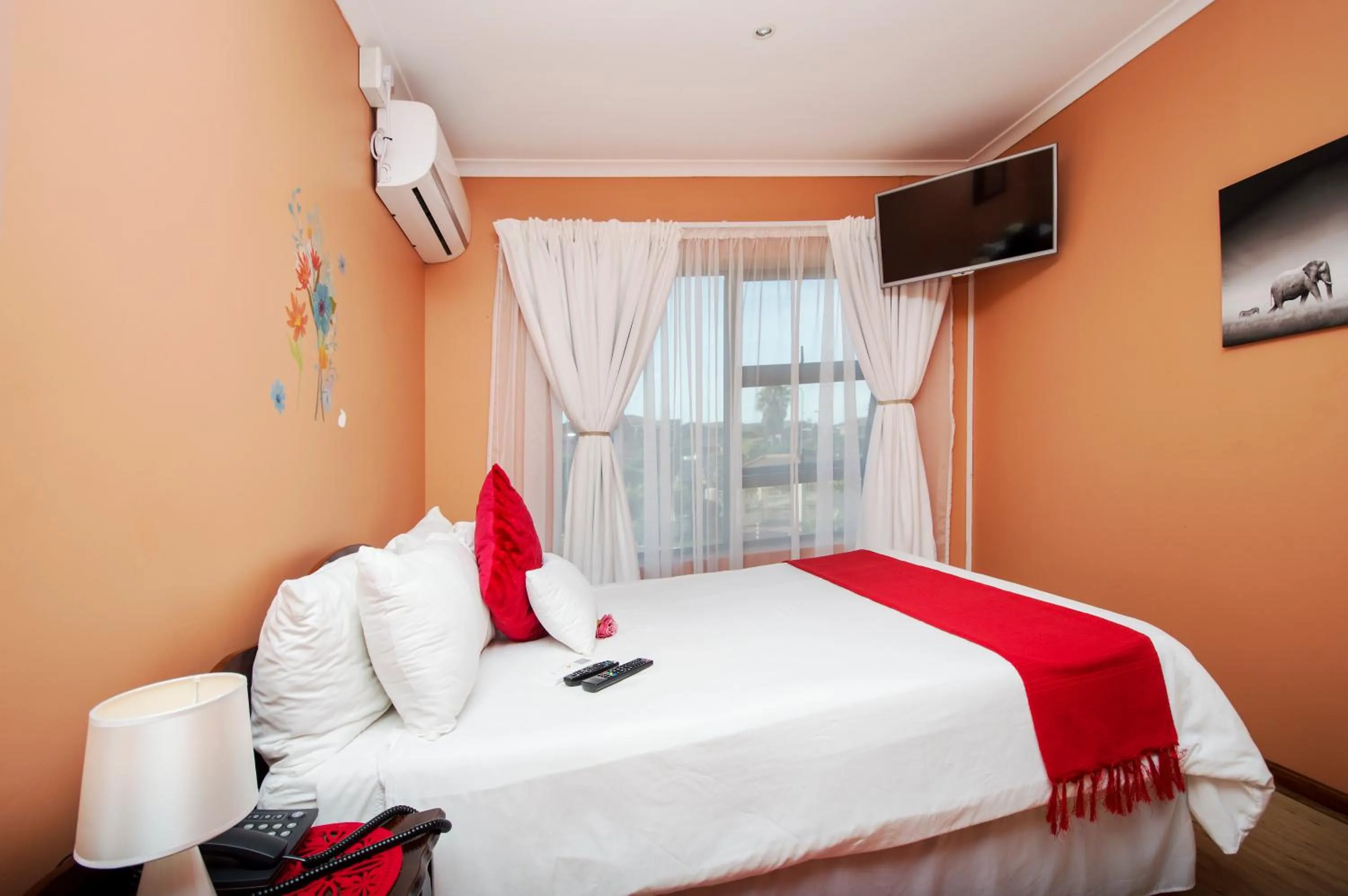 Bedroom, Bed in King Guest Lodge