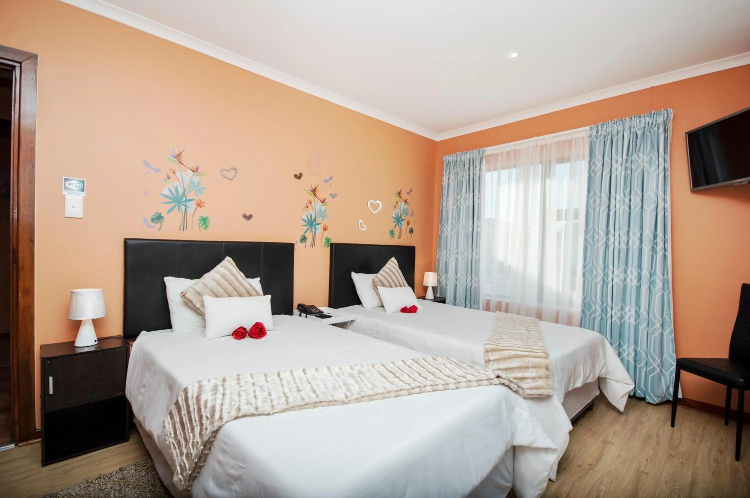 Photo of the whole room, Bed in King Guest Lodge