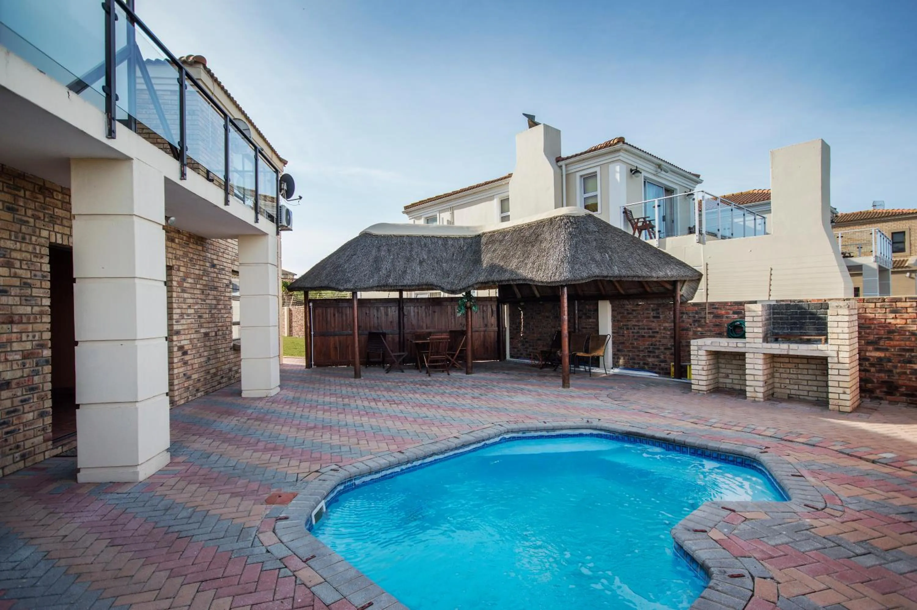 Swimming pool in King Guest Lodge