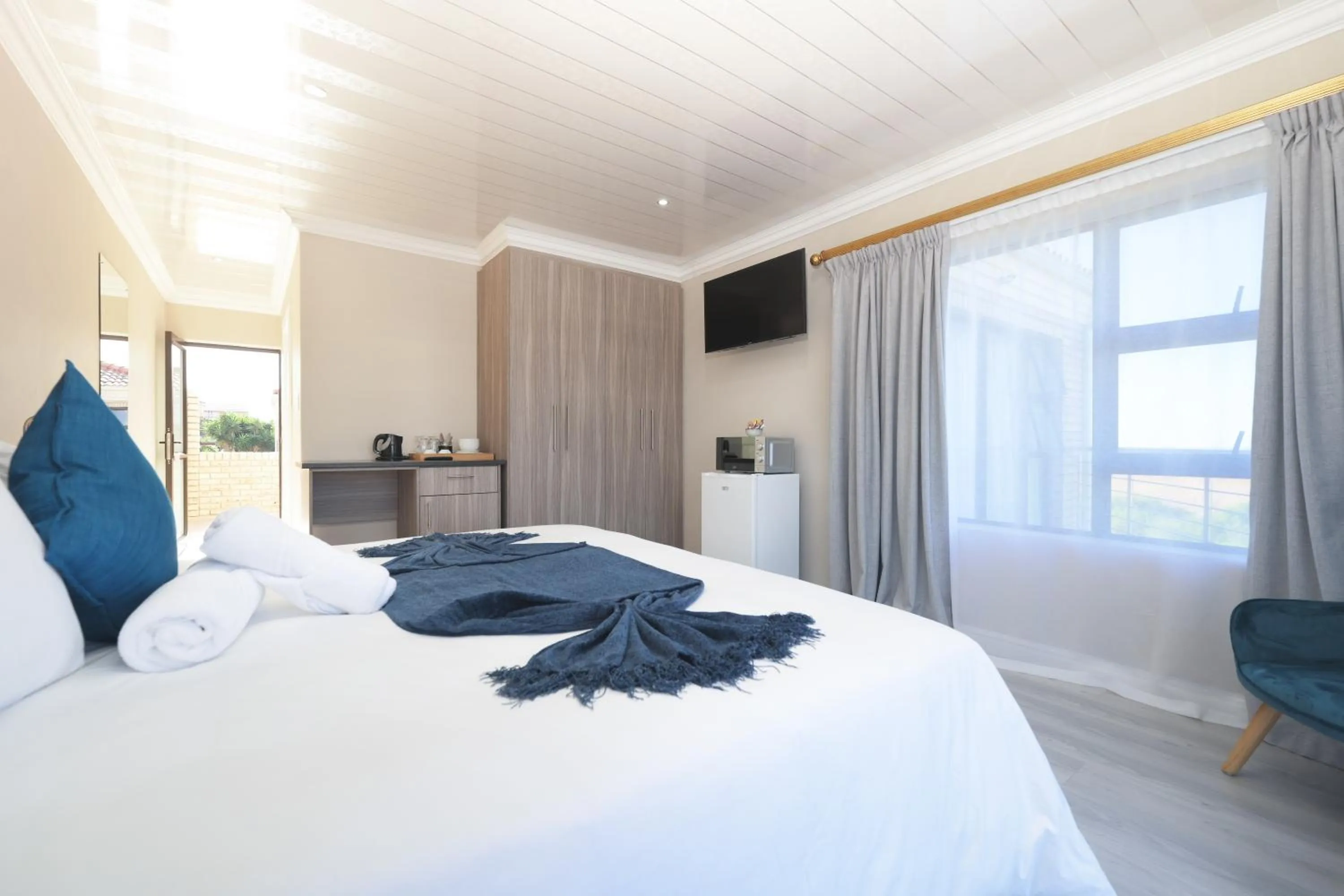 Photo of the whole room, Bed in King Guest Lodge