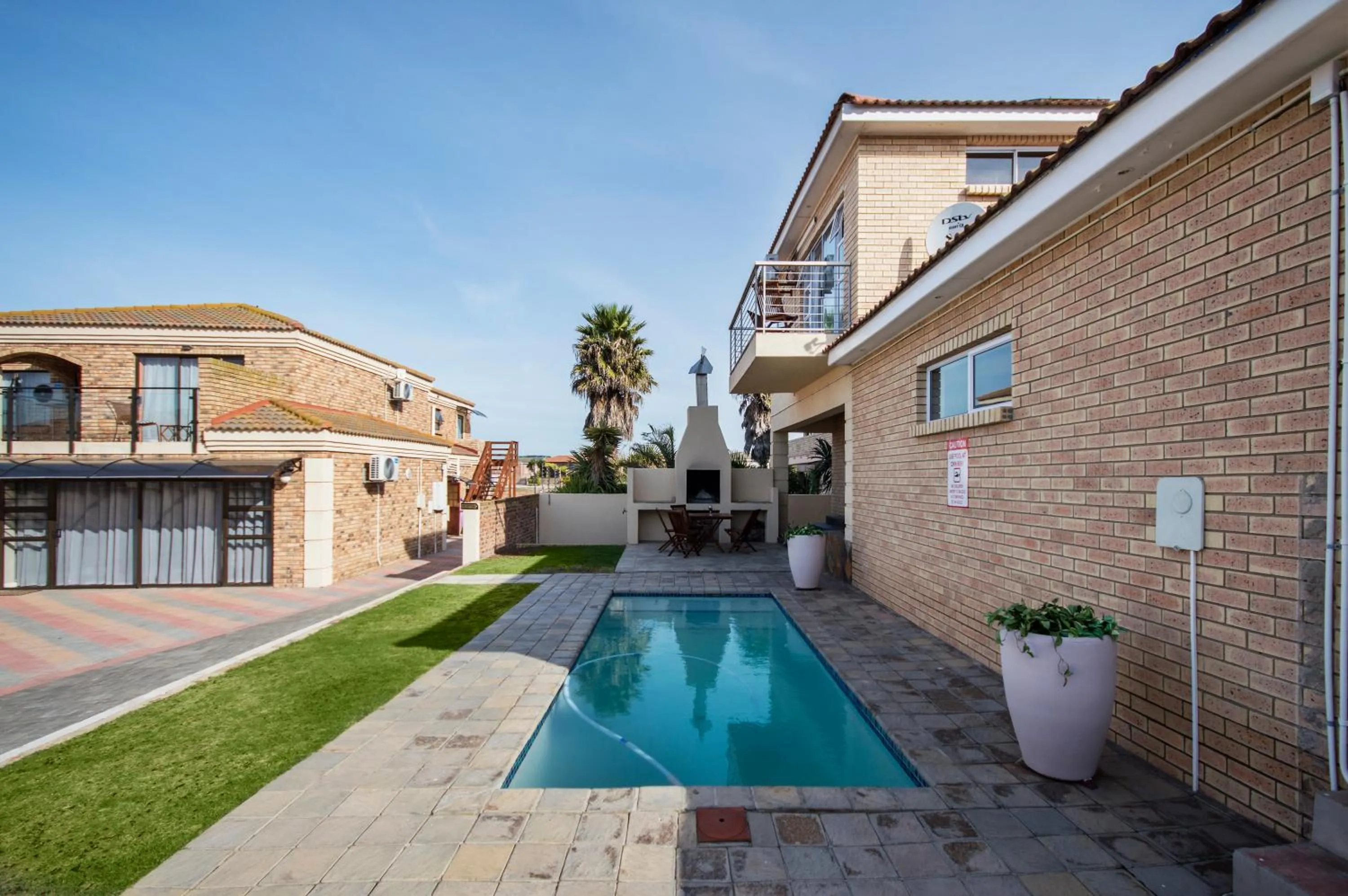 Swimming pool in King Guest Lodge