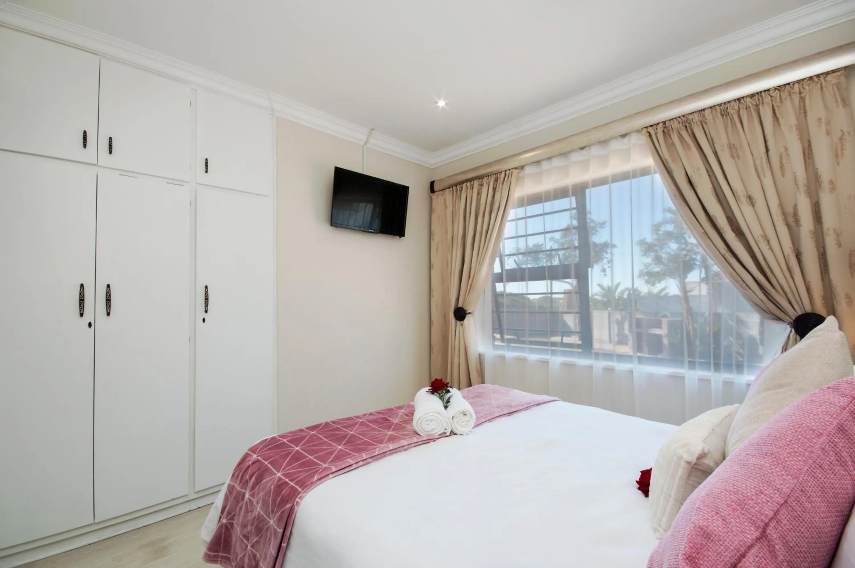 Photo of the whole room, Bed in King Guest Lodge