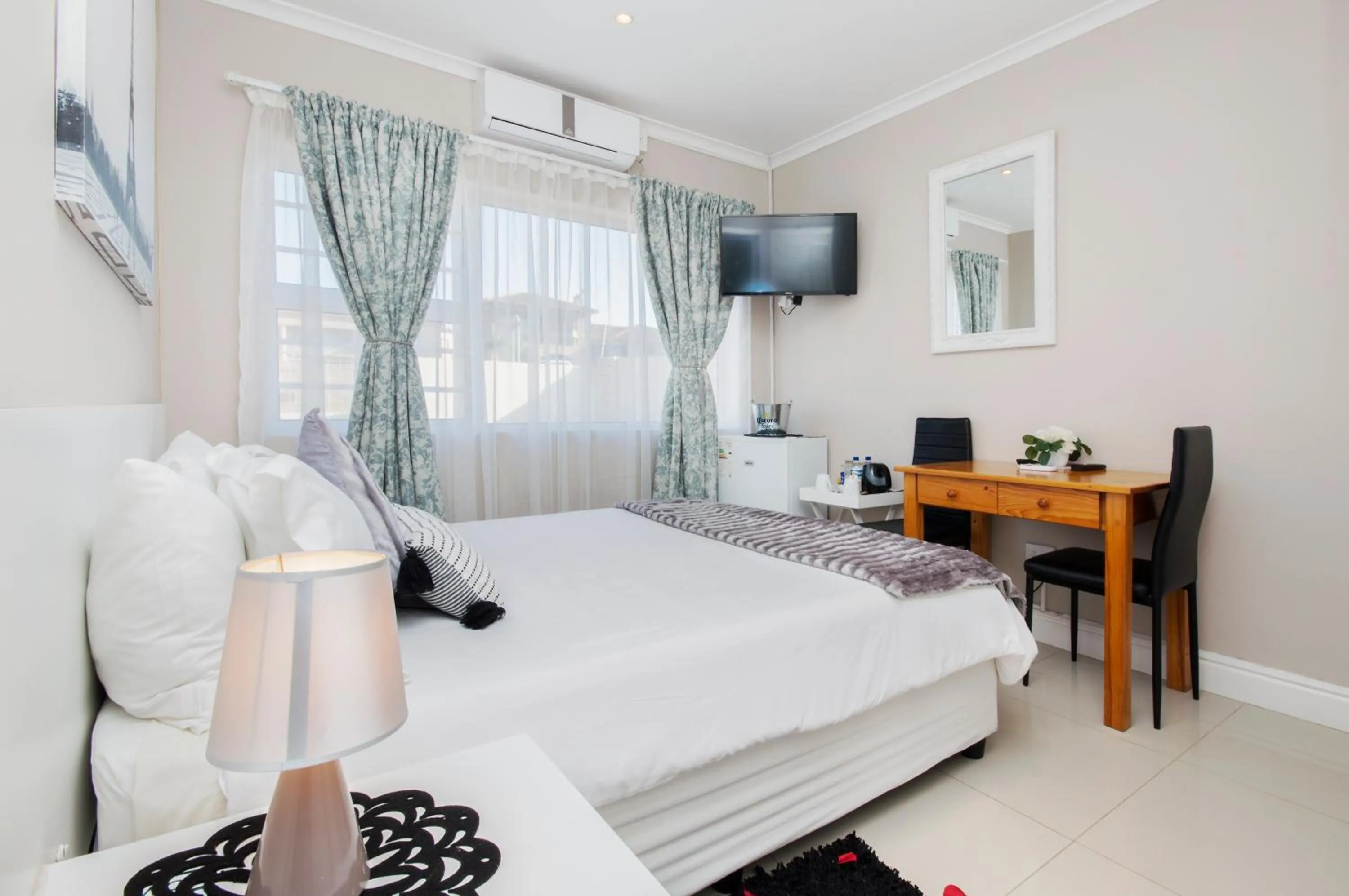 Photo of the whole room, Bed in King Guest Lodge