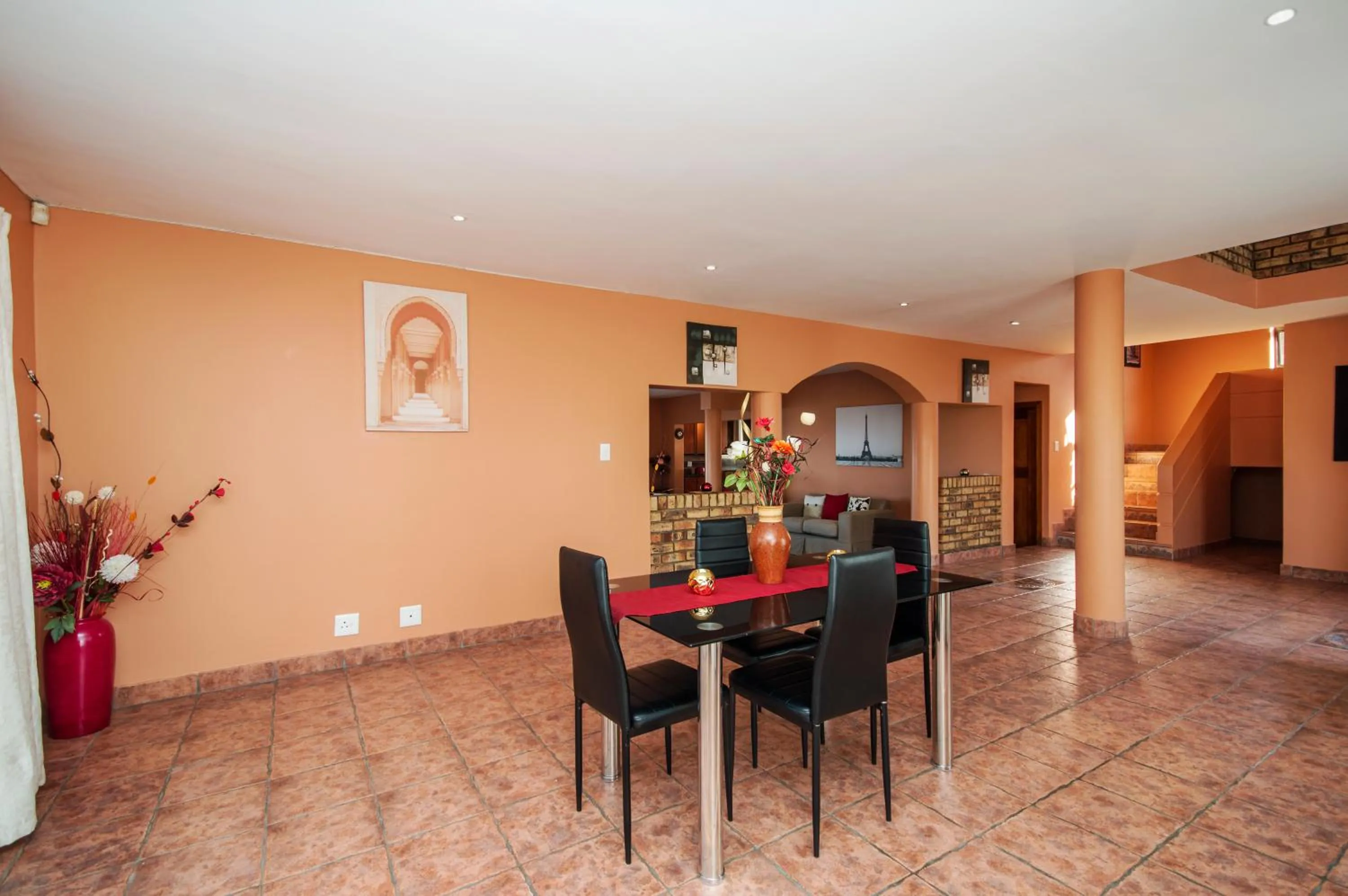 Dining area in King Guest Lodge