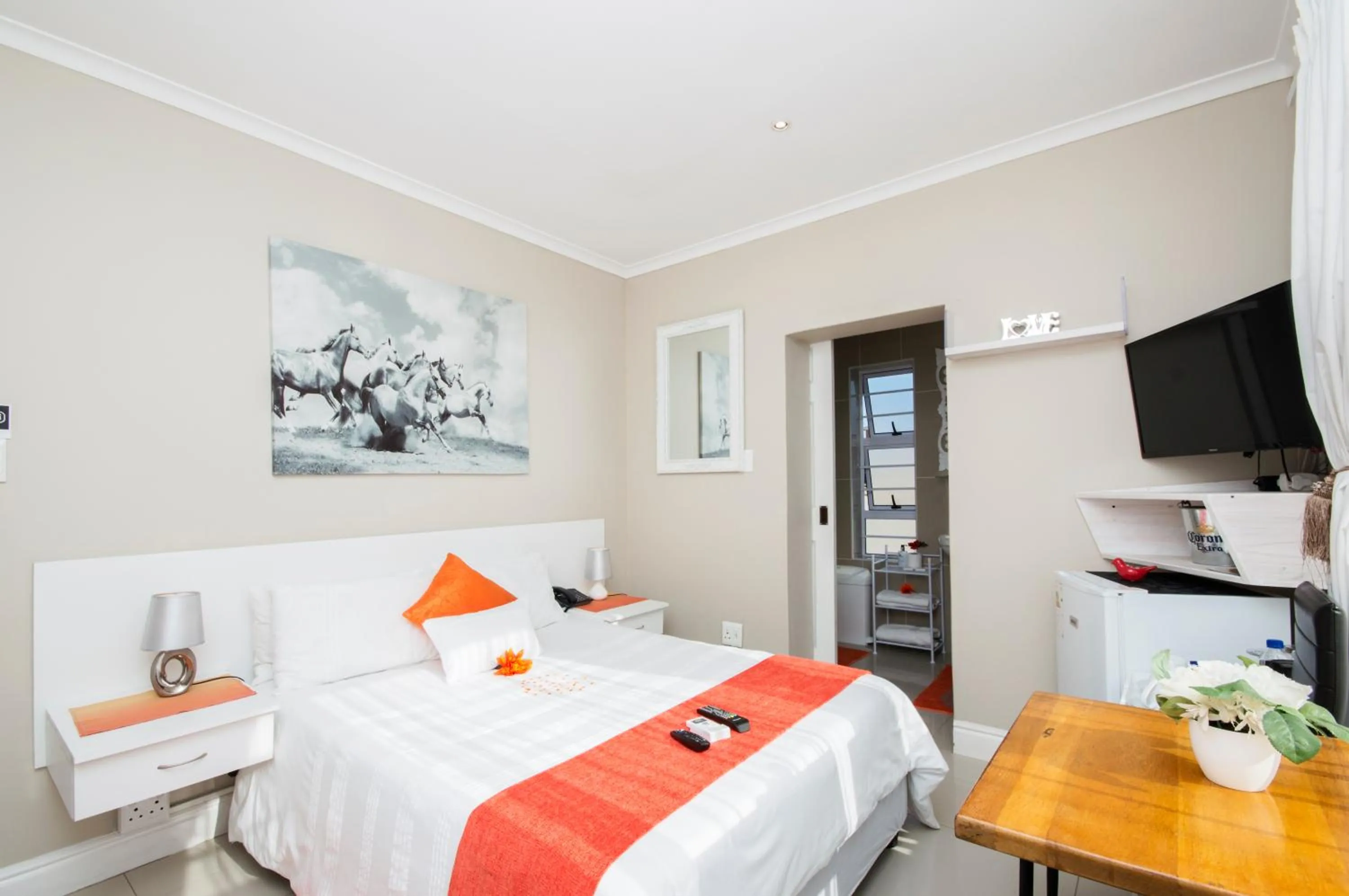 Photo of the whole room, Bed in King Guest Lodge