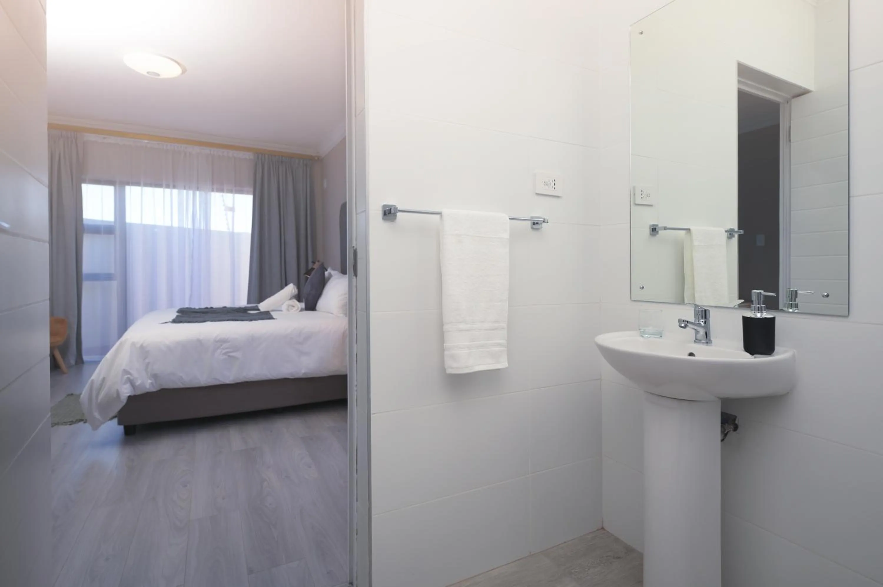 Bathroom, Bed in King Guest Lodge