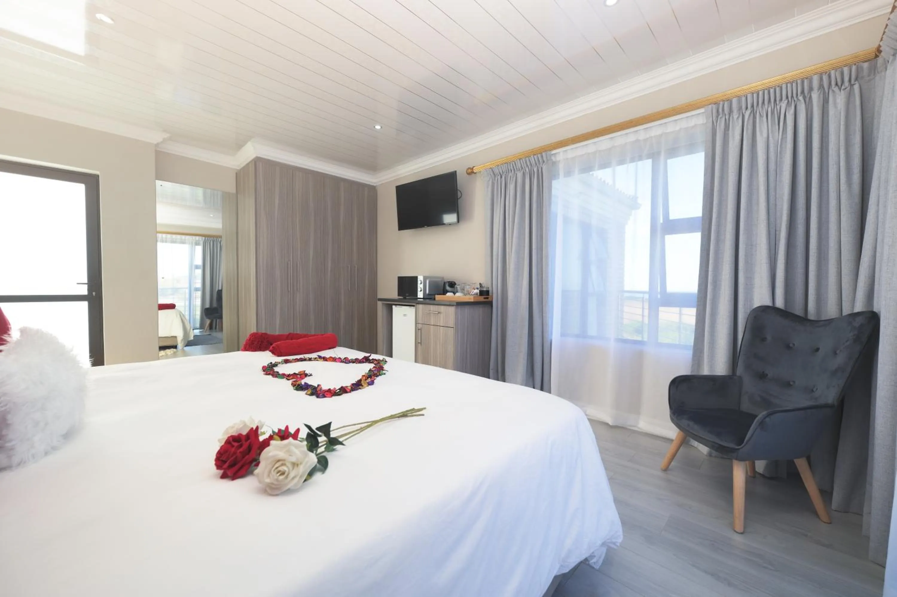 Photo of the whole room, Bed in King Guest Lodge