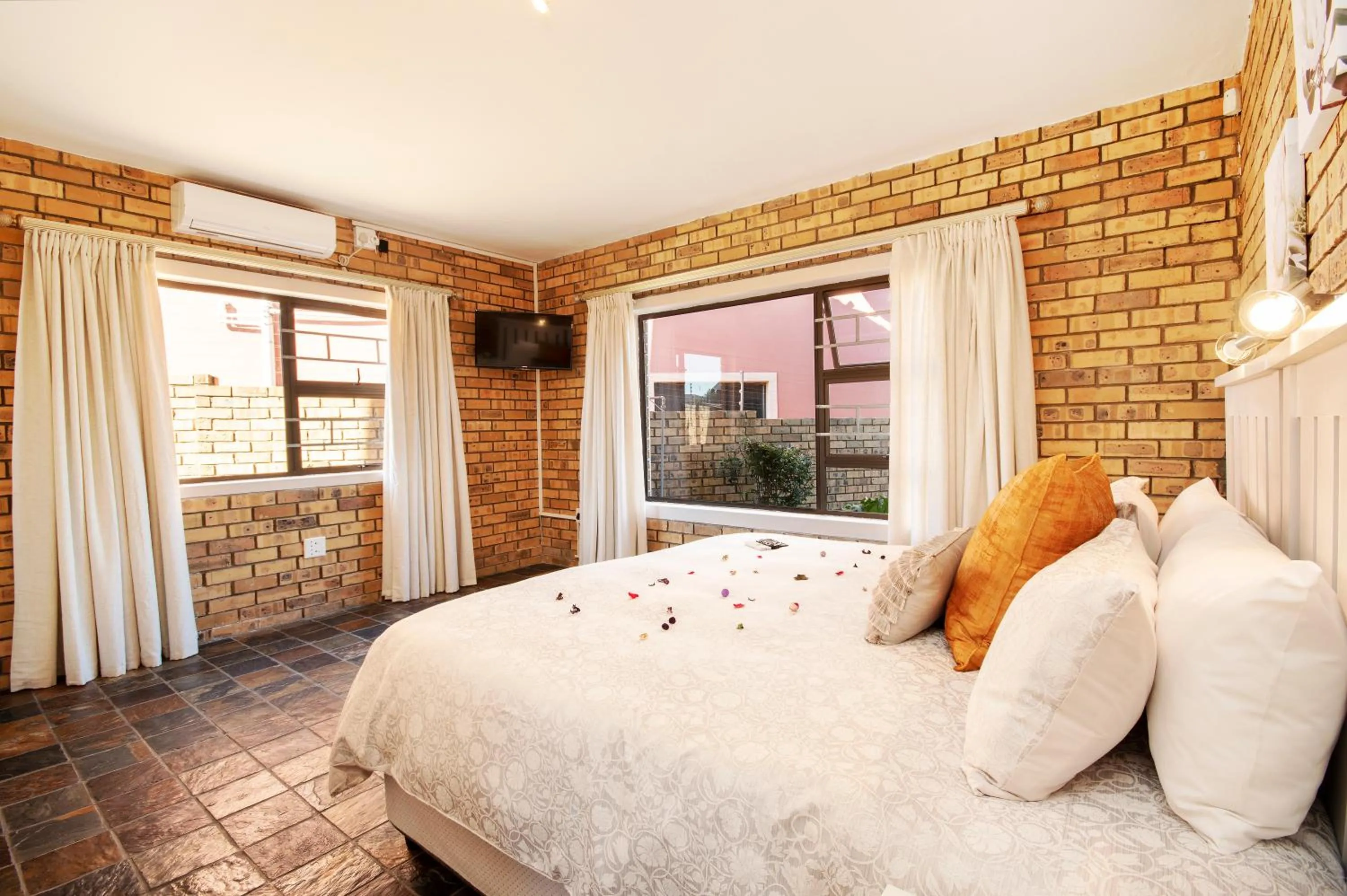 Bed in King Guest Lodge