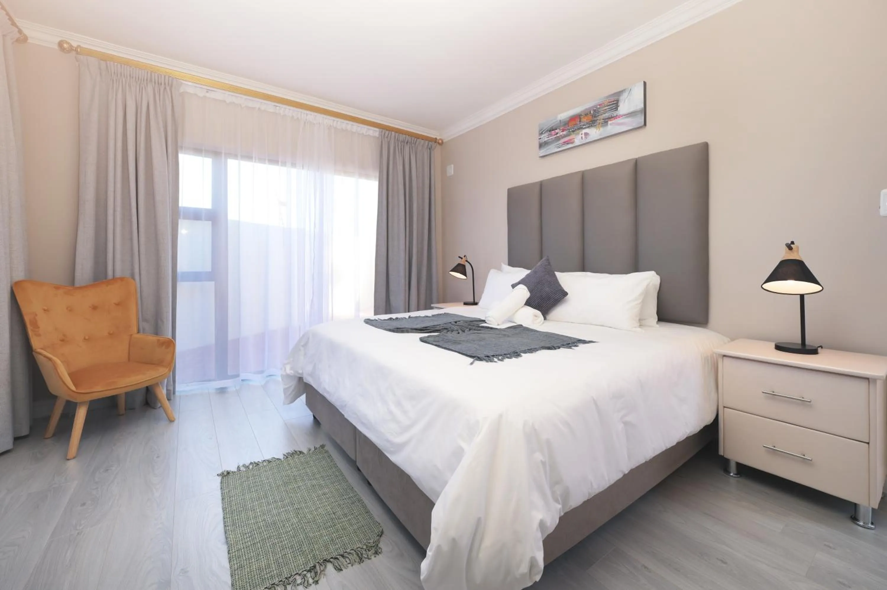 Photo of the whole room, Bed in King Guest Lodge