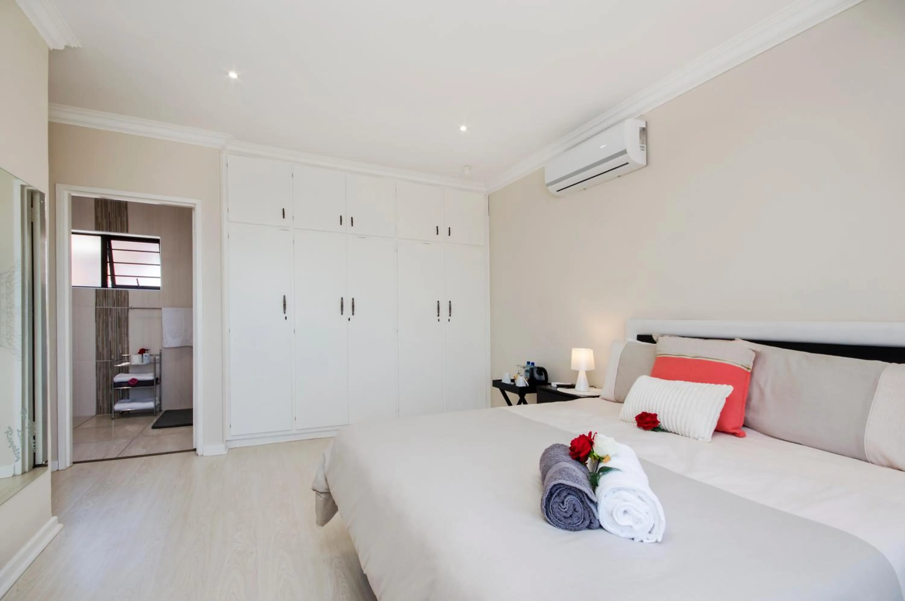 Bedroom, Bed in King Guest Lodge